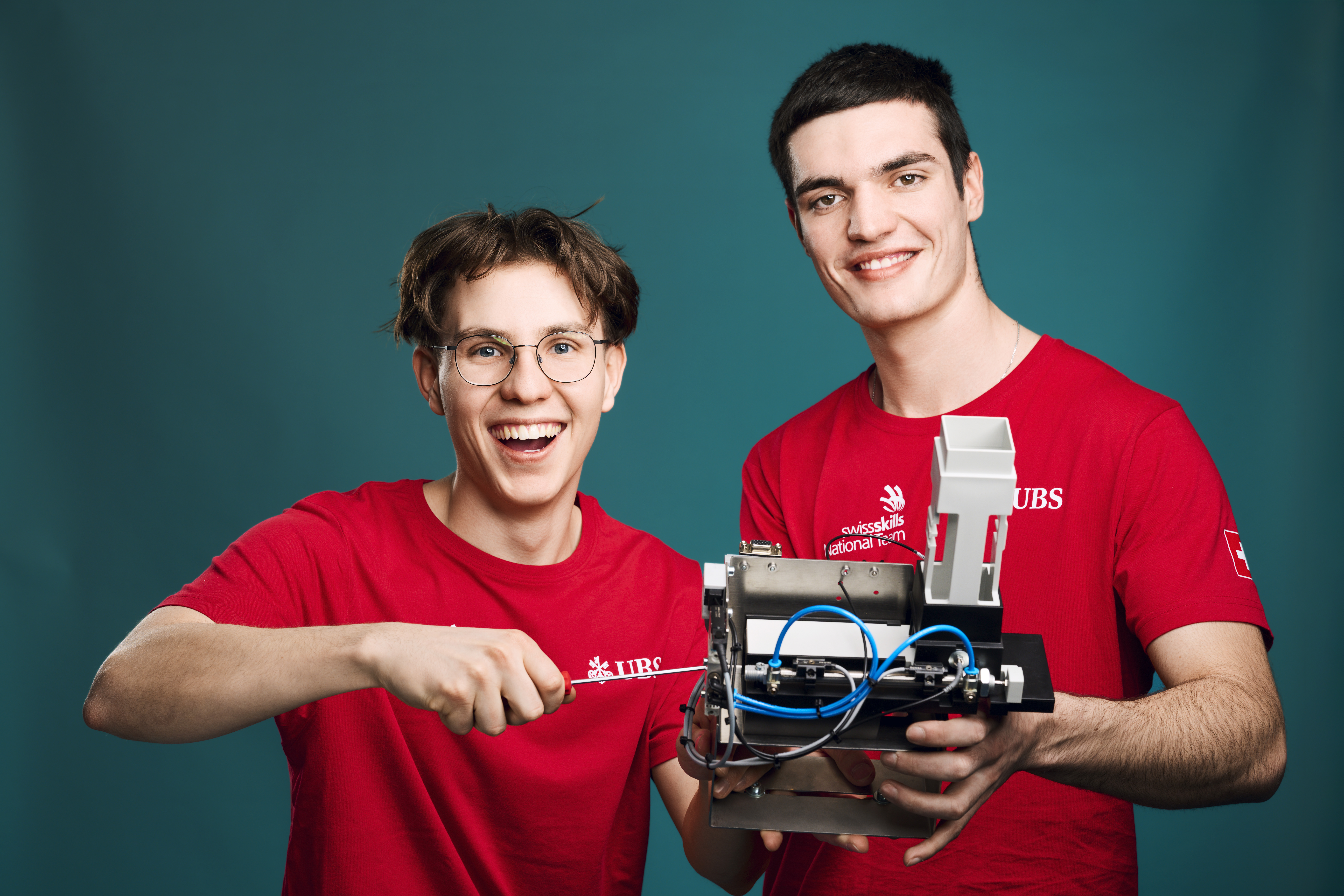 WorldSkills Bild mit Massimiliano Pellegrini und Gianin Schneller und einem Schraubenschlüssel 