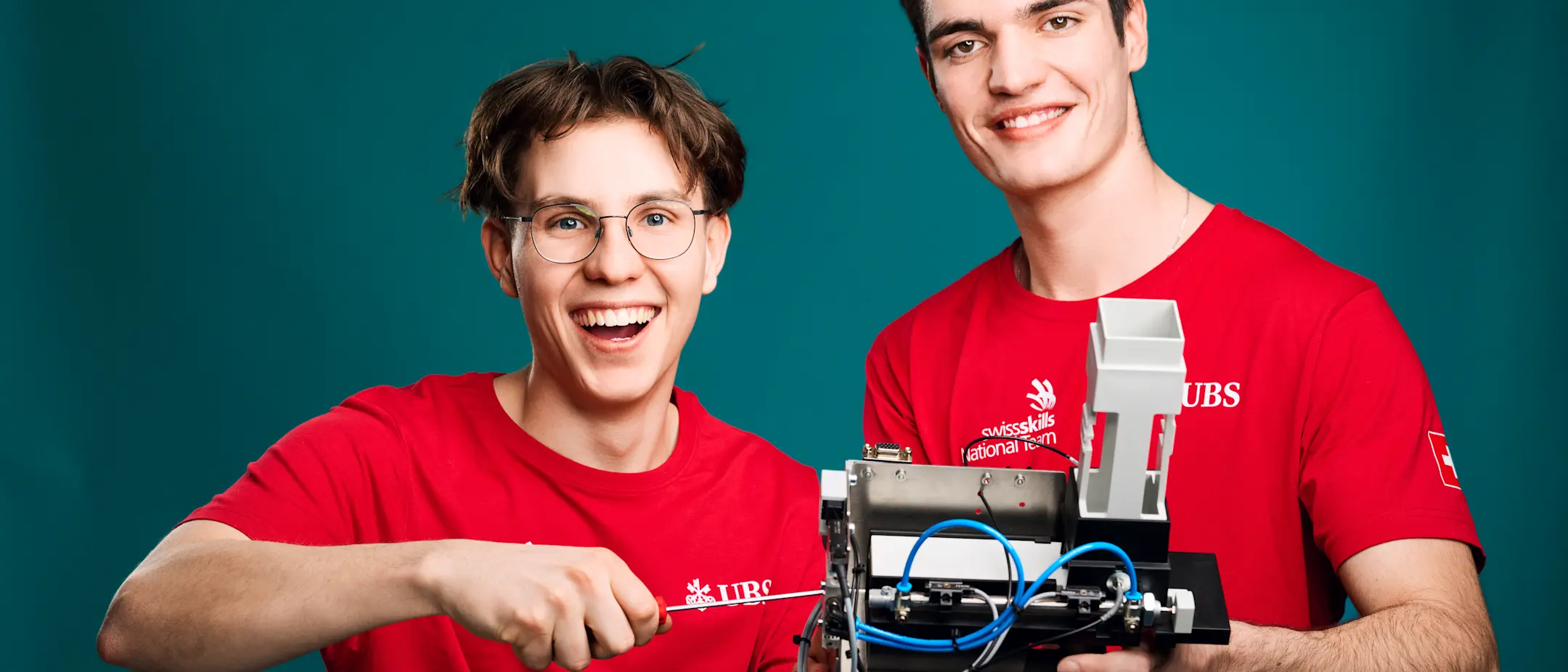 WorldSkills Bild mit Massimiliano Pellegrini und Gianin Schneller und einem Schraubenschlüssel