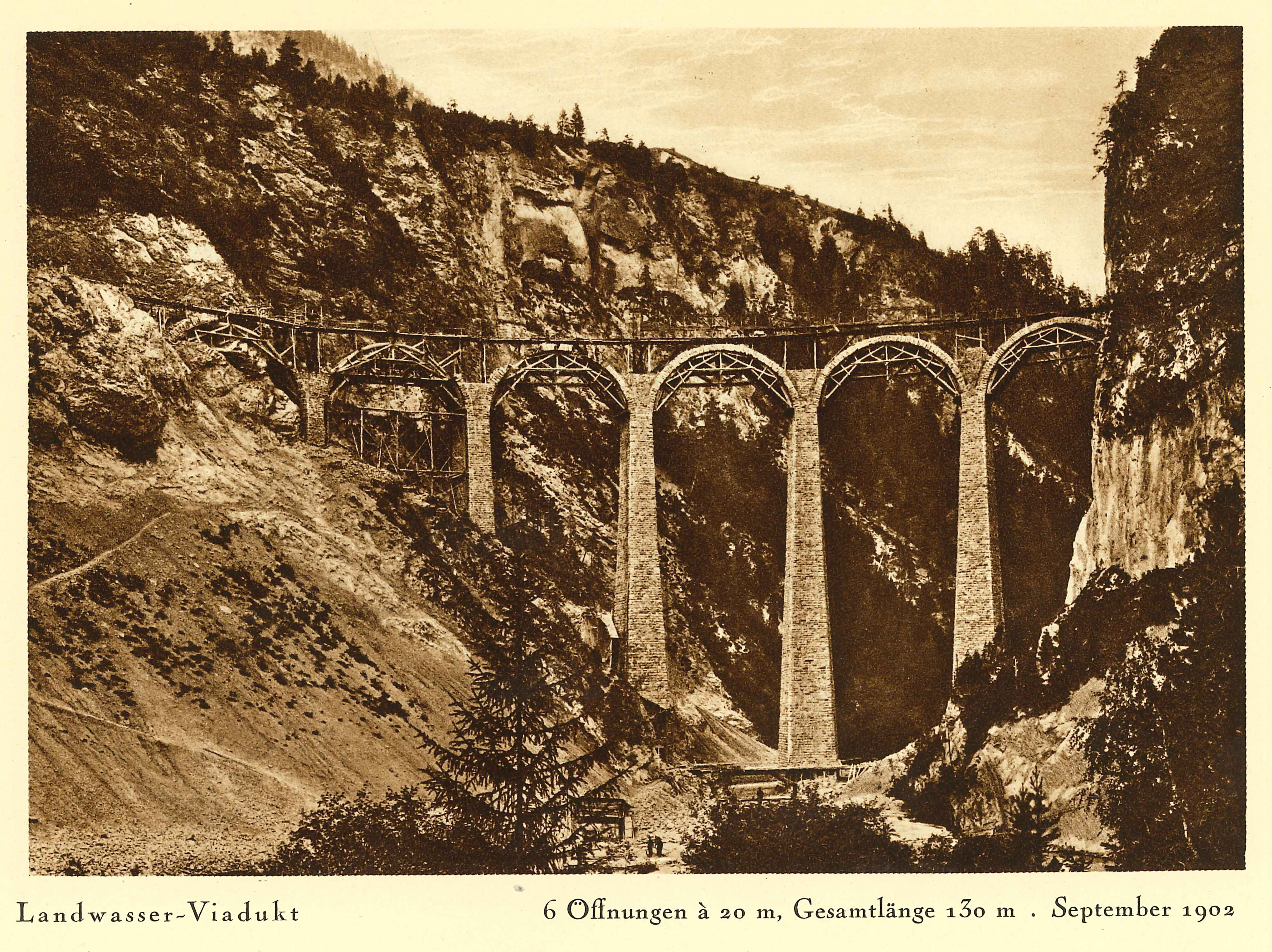 Historisches Bild vom Baum vom Landwasserviadukt kurz vor der Fertigstellung.