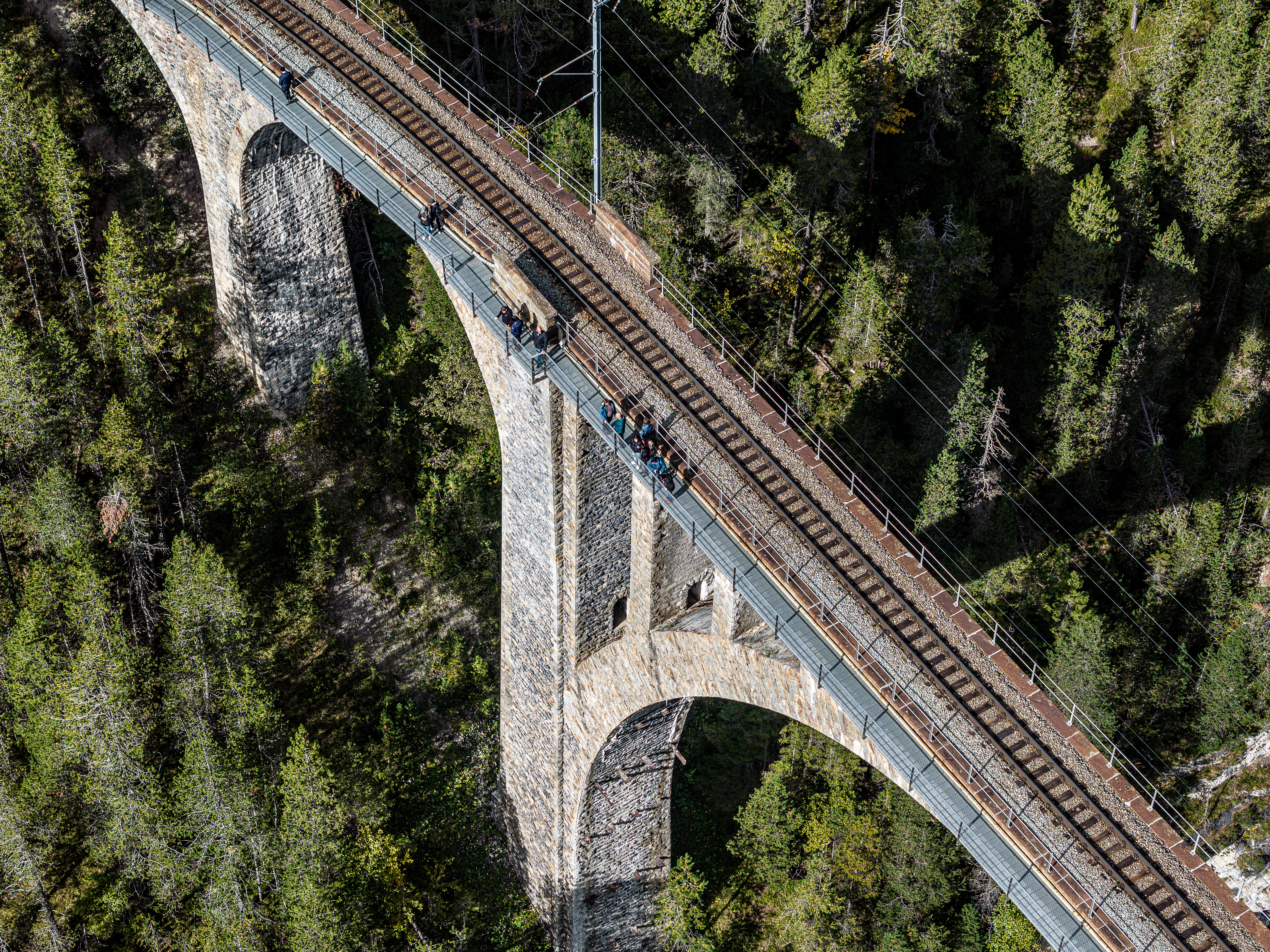 Der Sky Walk am Wiesnerviadukt mit Fussgängern, aufgenommen aus der Vogelperspektive