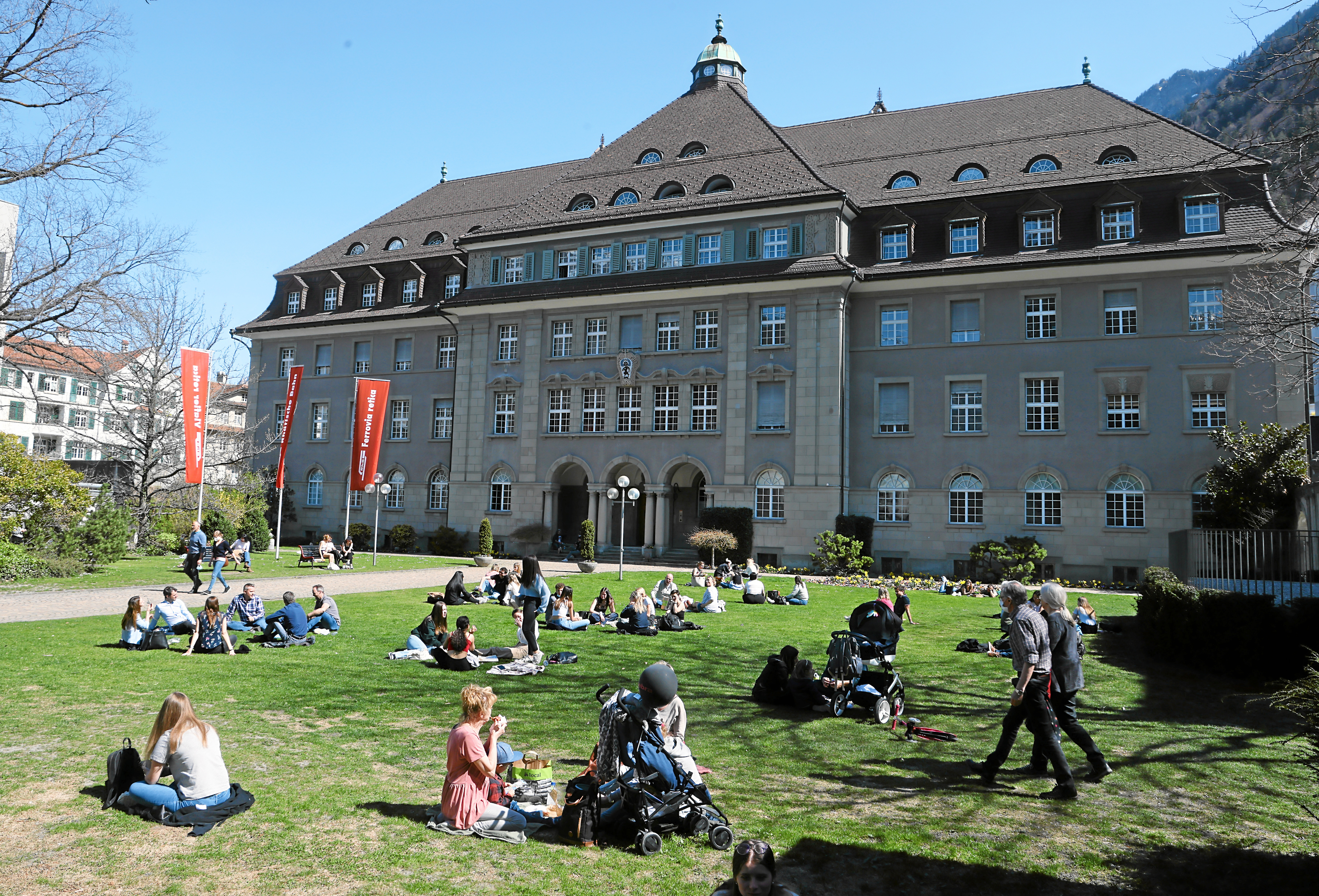 Der Hauptsitz der Rhätischen Bahn mit Besuchern im Park
