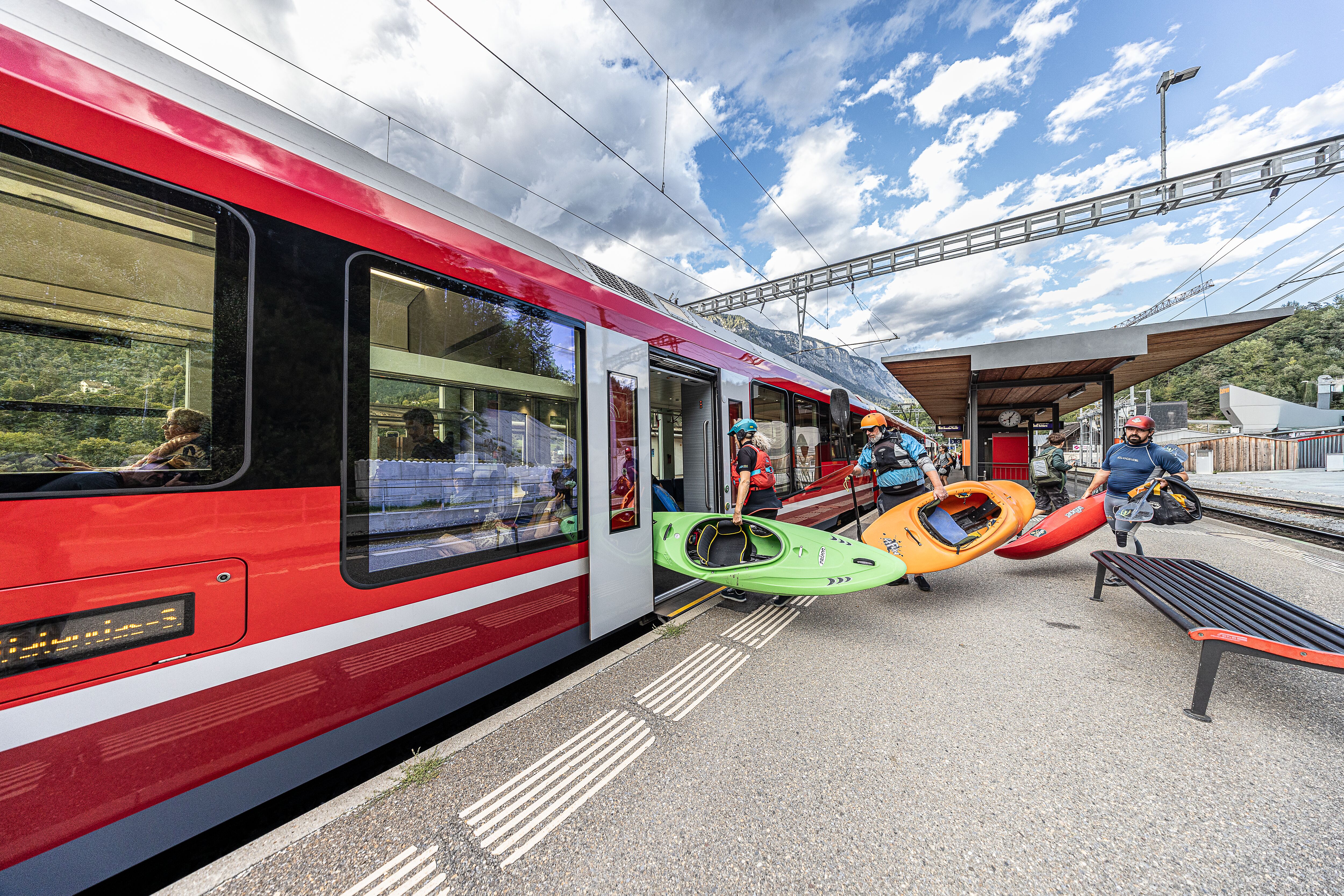 Am Bahnhof Reichenau-Tamins werden Kajaks in den RhB-Zug eingeladen. 