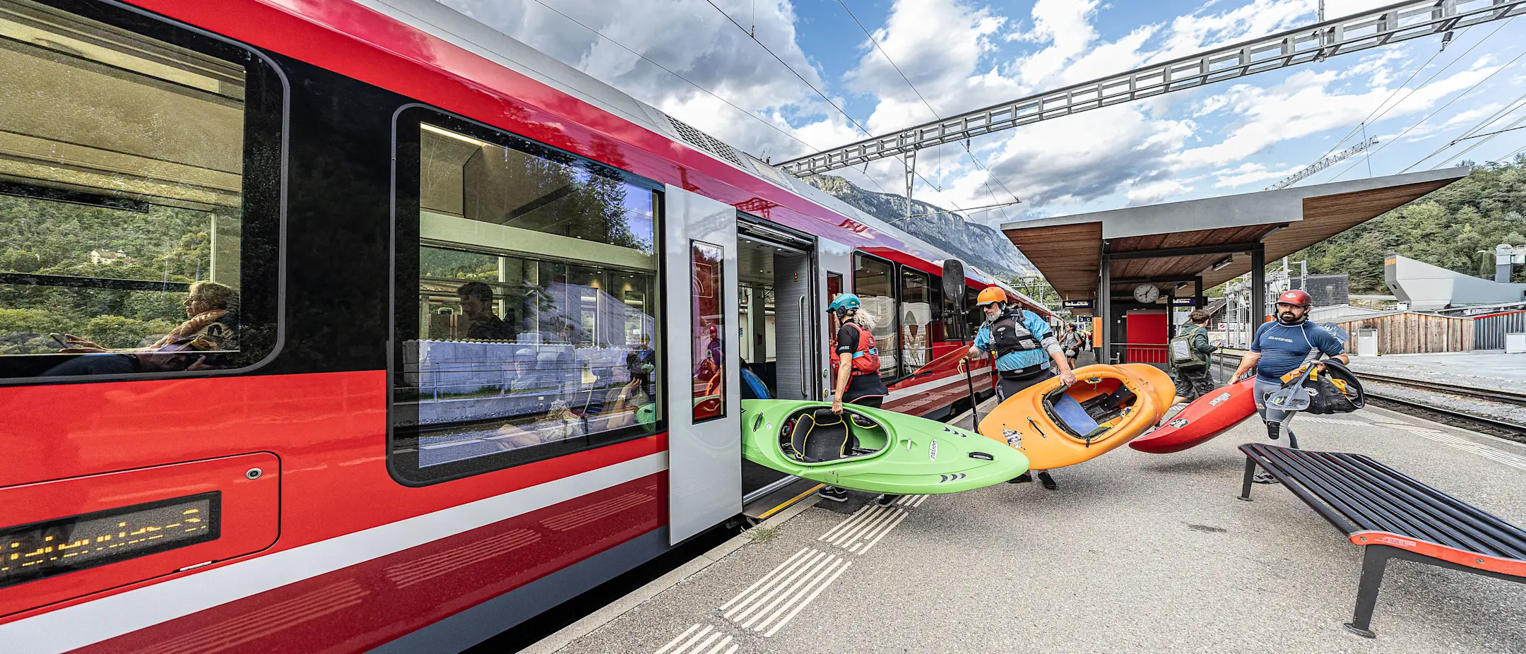 Am Bahnhof Reichenau-Tamins werden Kajaks in den RhB-Zug eingeladen.