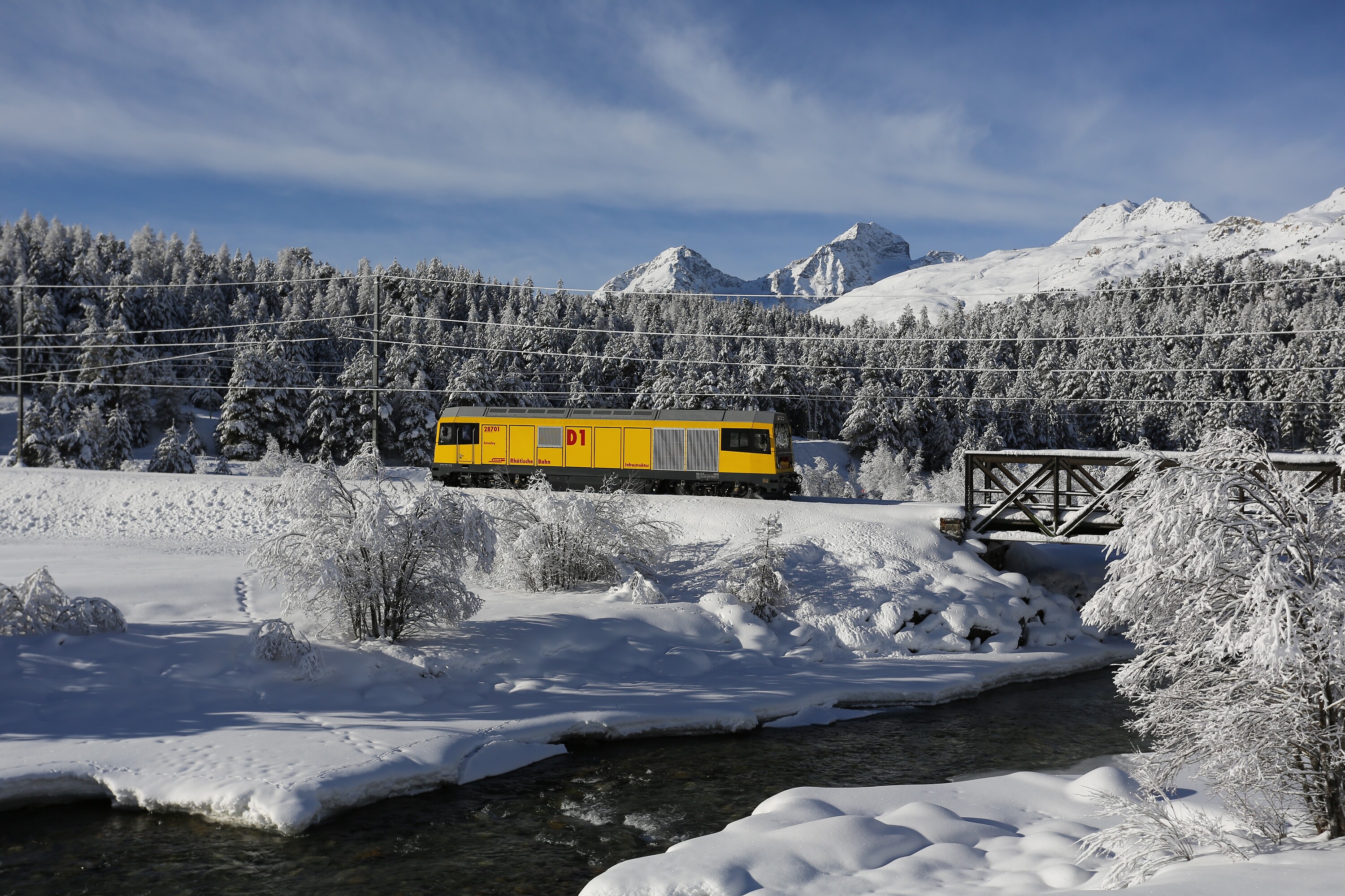 Die Diesellokomotive 28701 im Winter bei Punt Muragl.