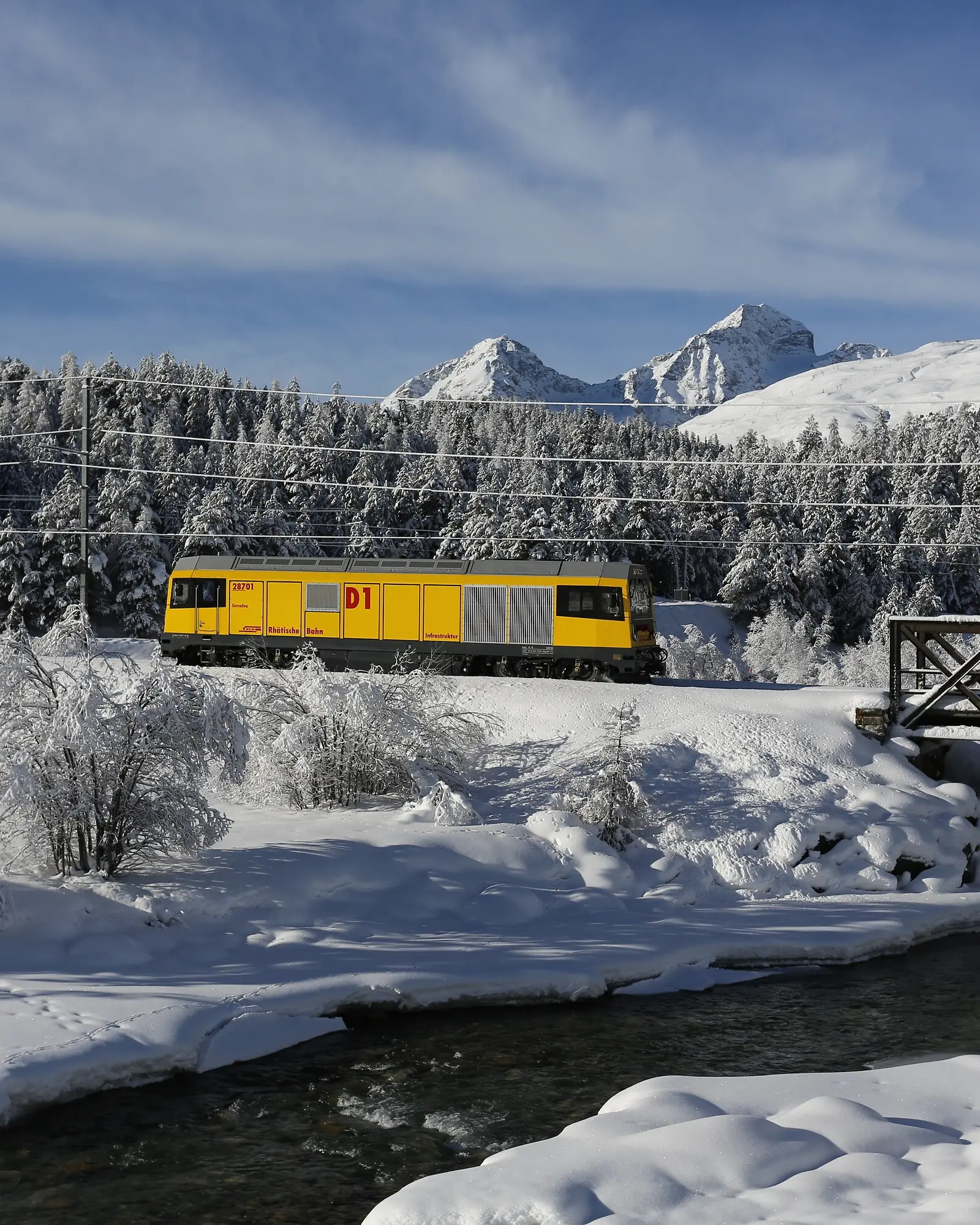Die Diesellokomotive 28701 im Winter bei Punt Muragl.