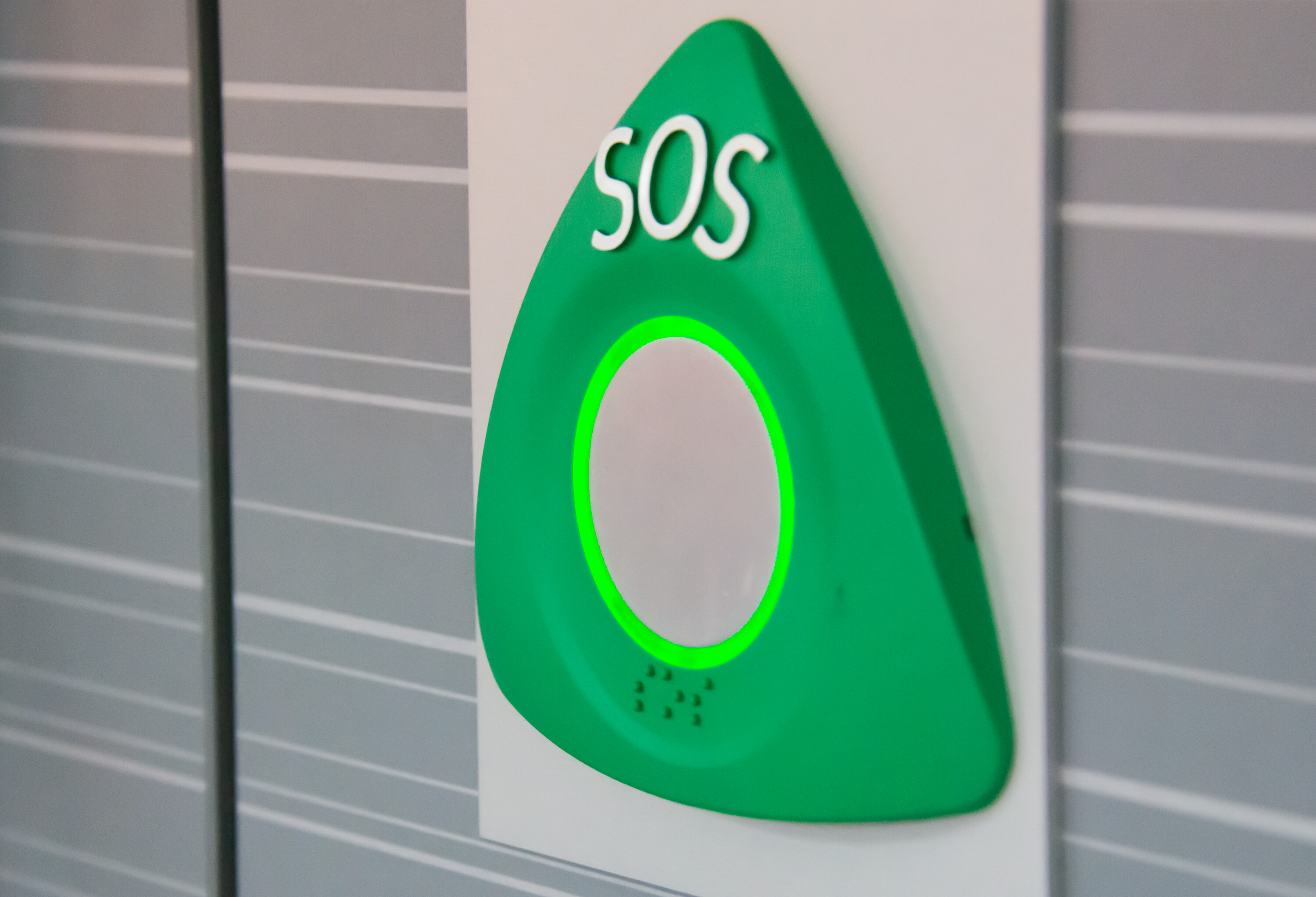 Nahaufnahme des SOS-Tasters im Capricorn-Triebzug