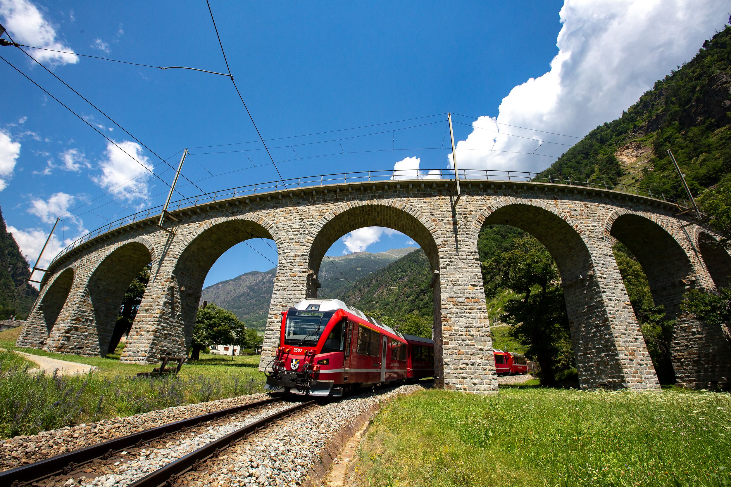 Ein RhB-Zug fährt durch den bekannten Kreisviadukt in Brusio.