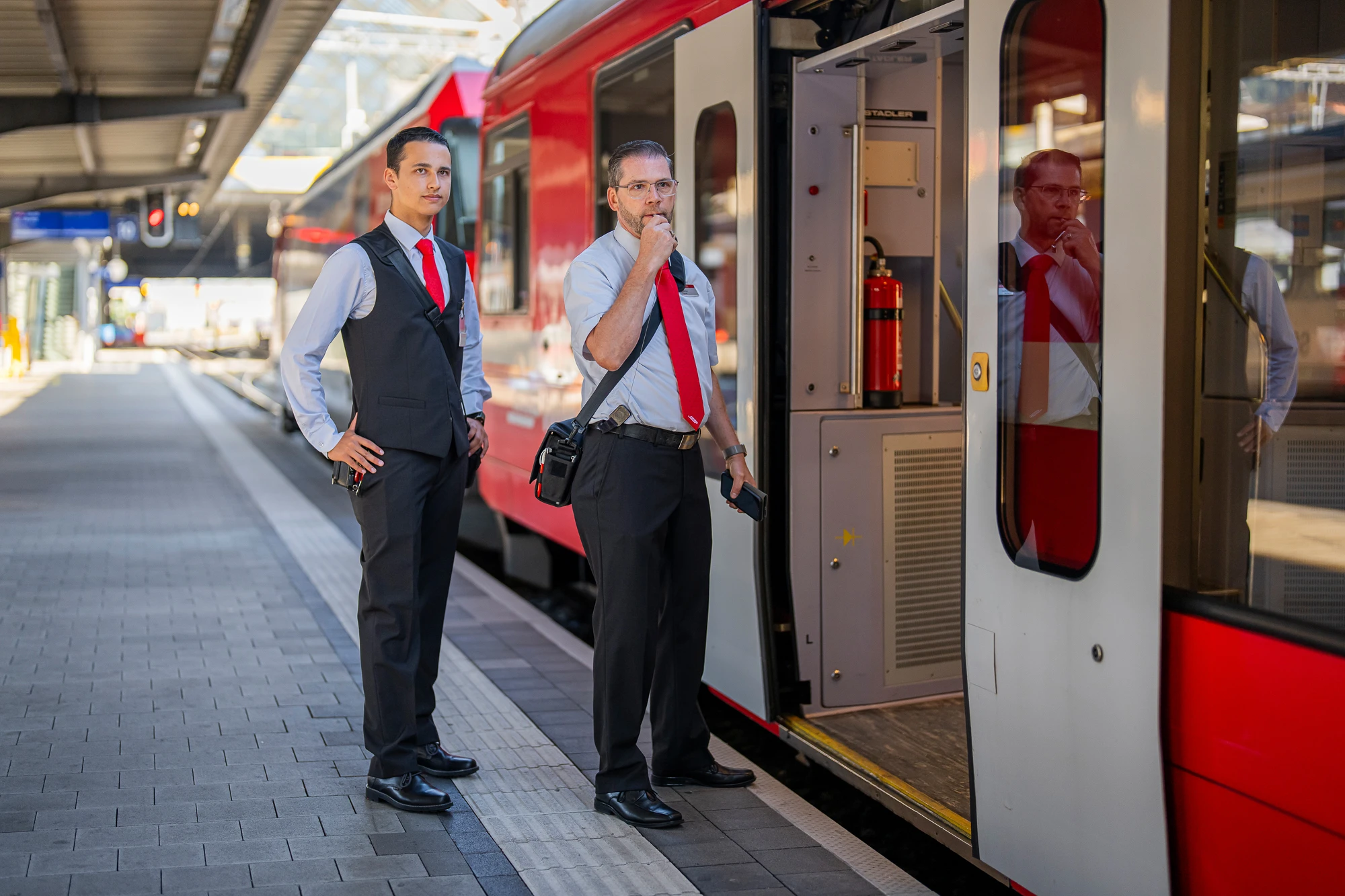 Lernender Zugbegleiter bei der Ausbildung im Berufsalltag