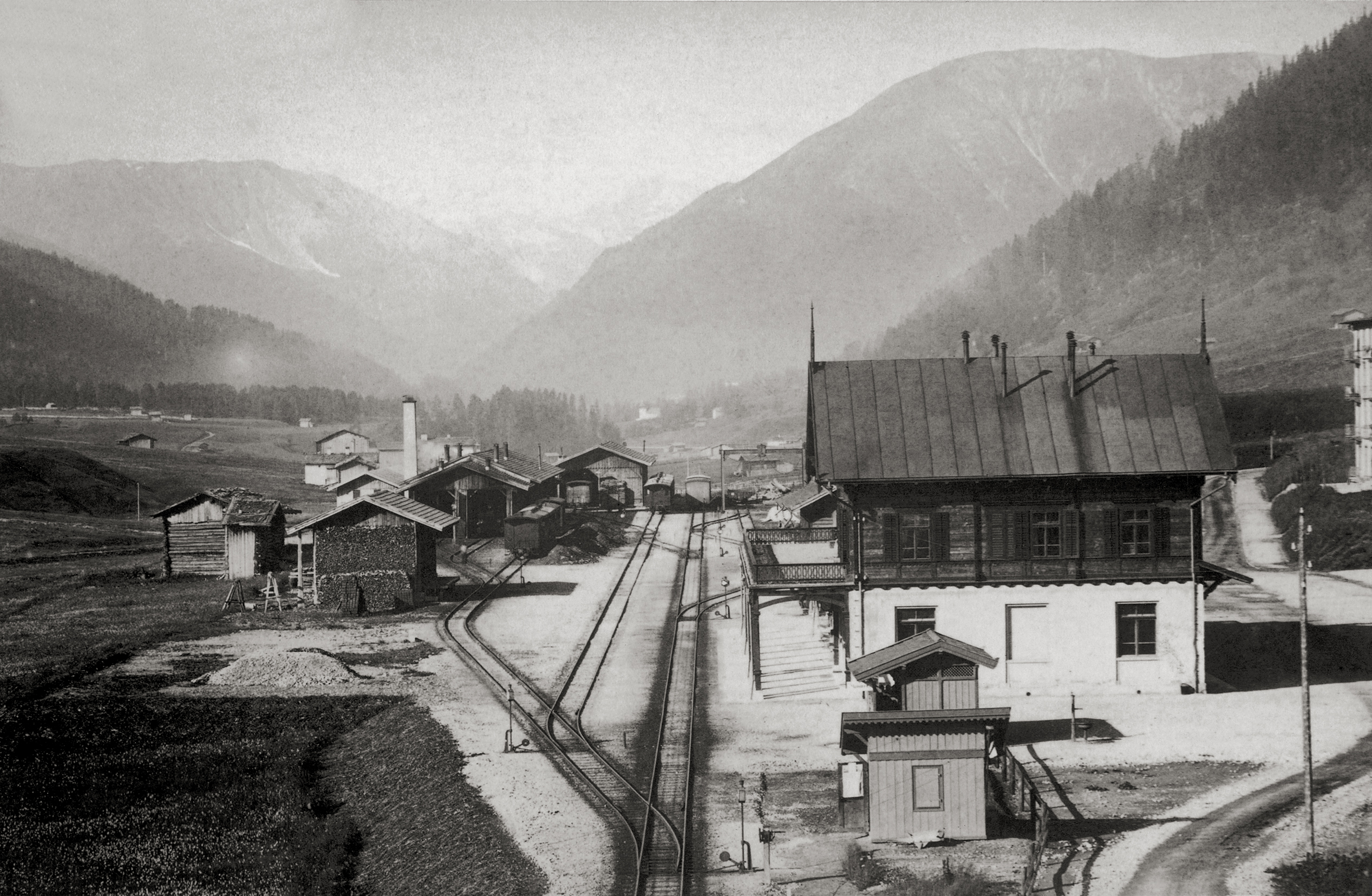 Historical photograph of Davos Platz railway station in 1909.