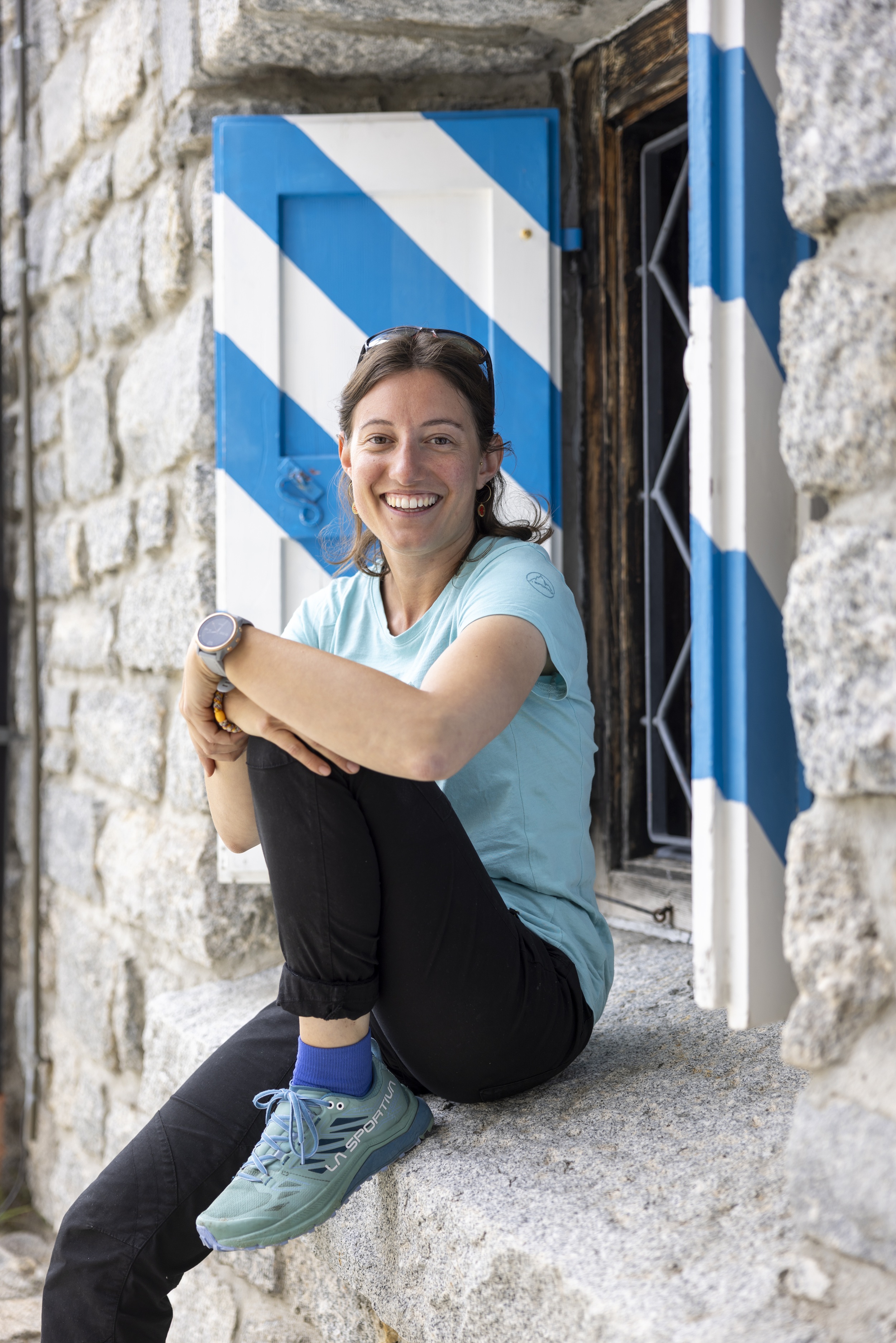 Lea Kaspar sitzt vor der Albignahütte.