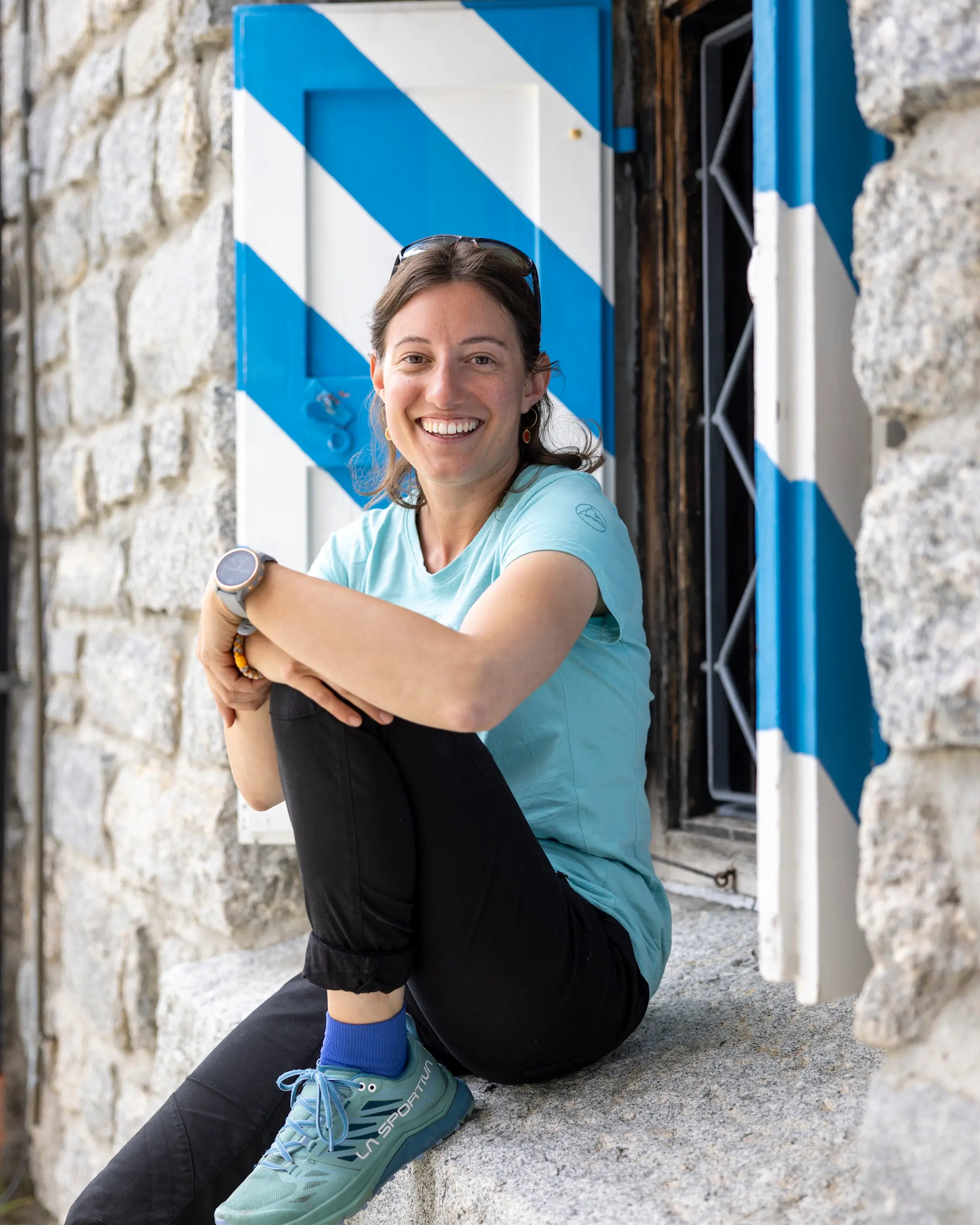 Lea Kaspar sitzt vor der Albignahütte.