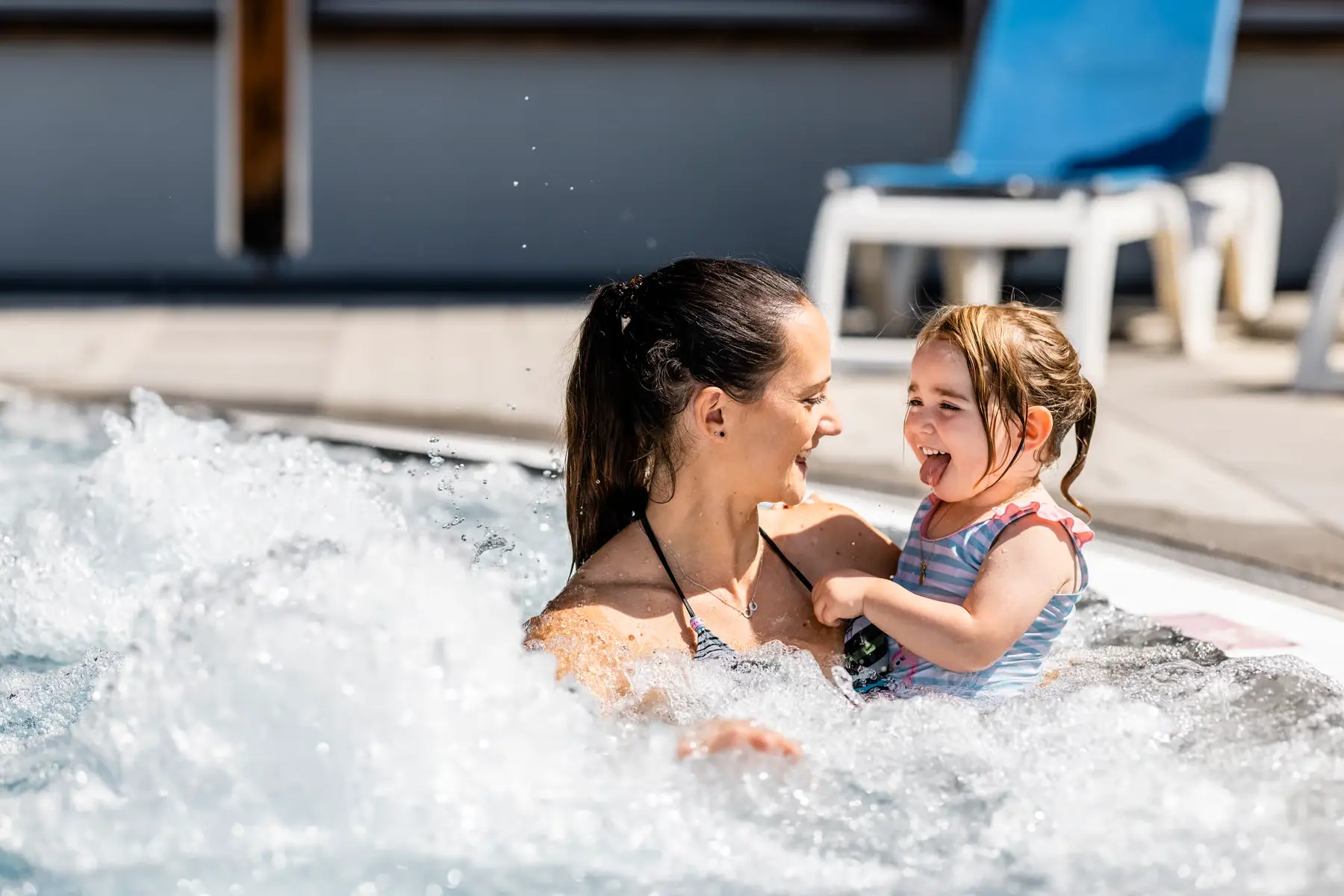 Blick auf das moderne Hallenbad Eau-là-là in Davos mit Besuchern im Wellness- und Badebereich.