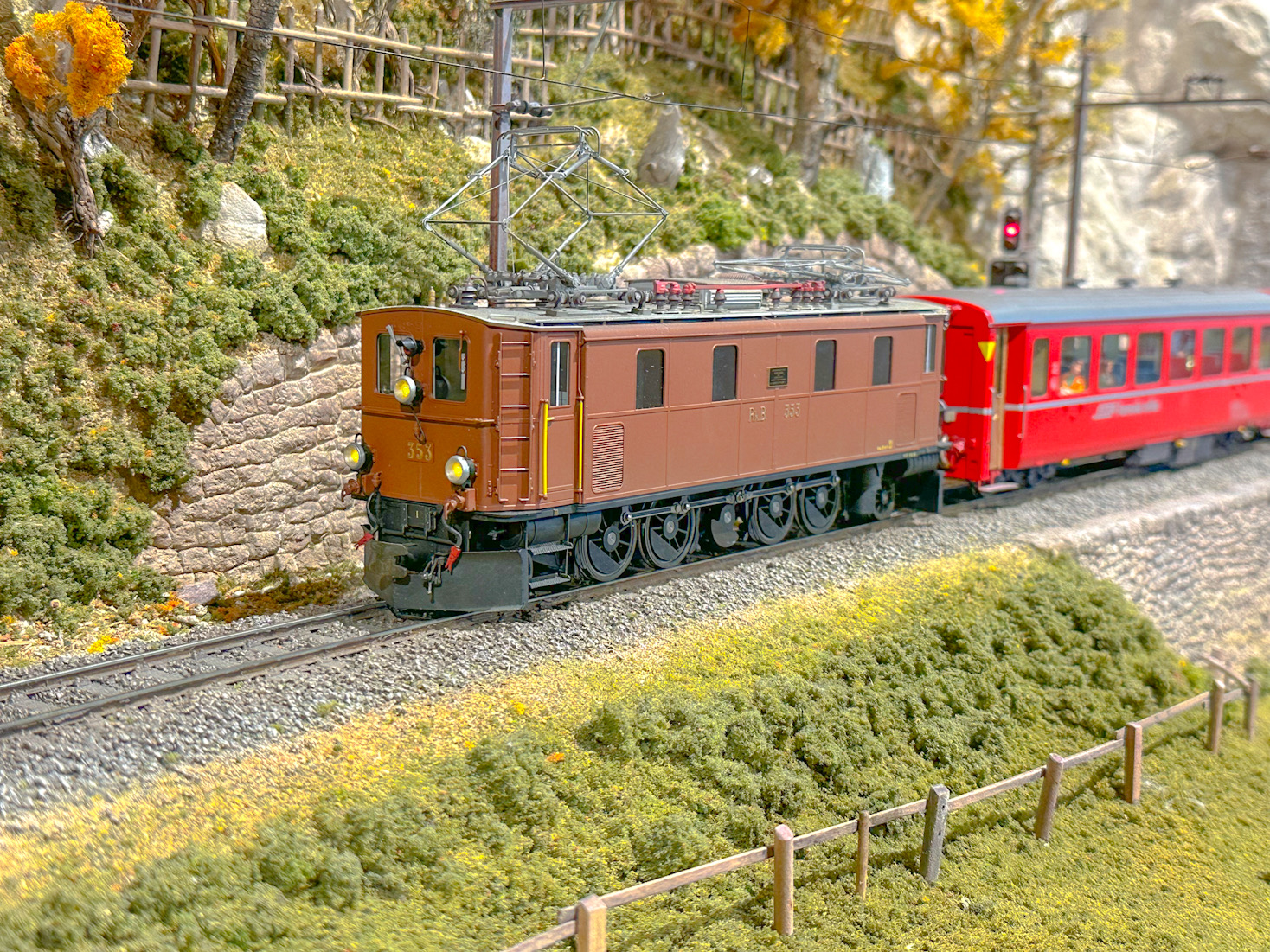 Ein Zug der RhB als Modelleisenbahn