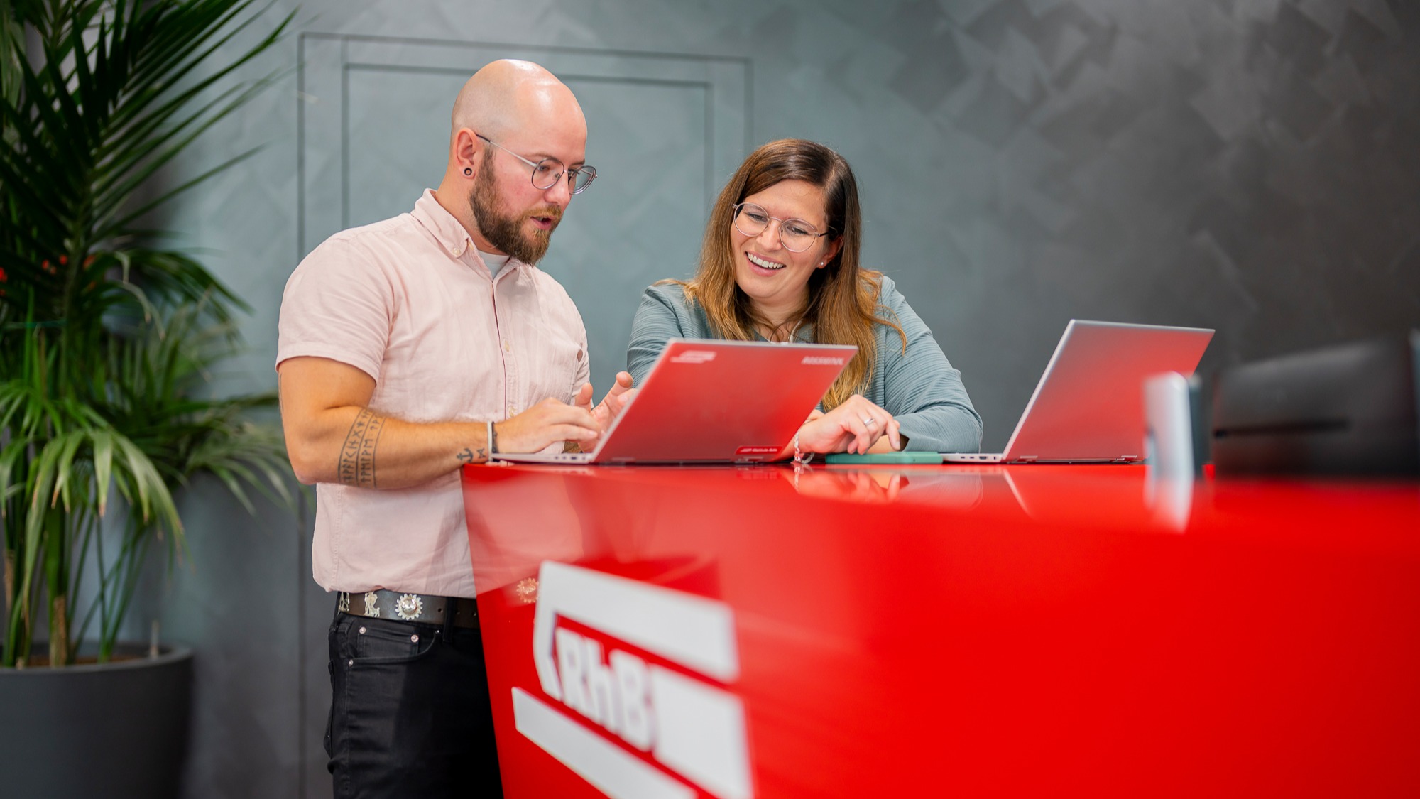 Zwei Mitarbeitende der RhB an einer Theke im Gespräch