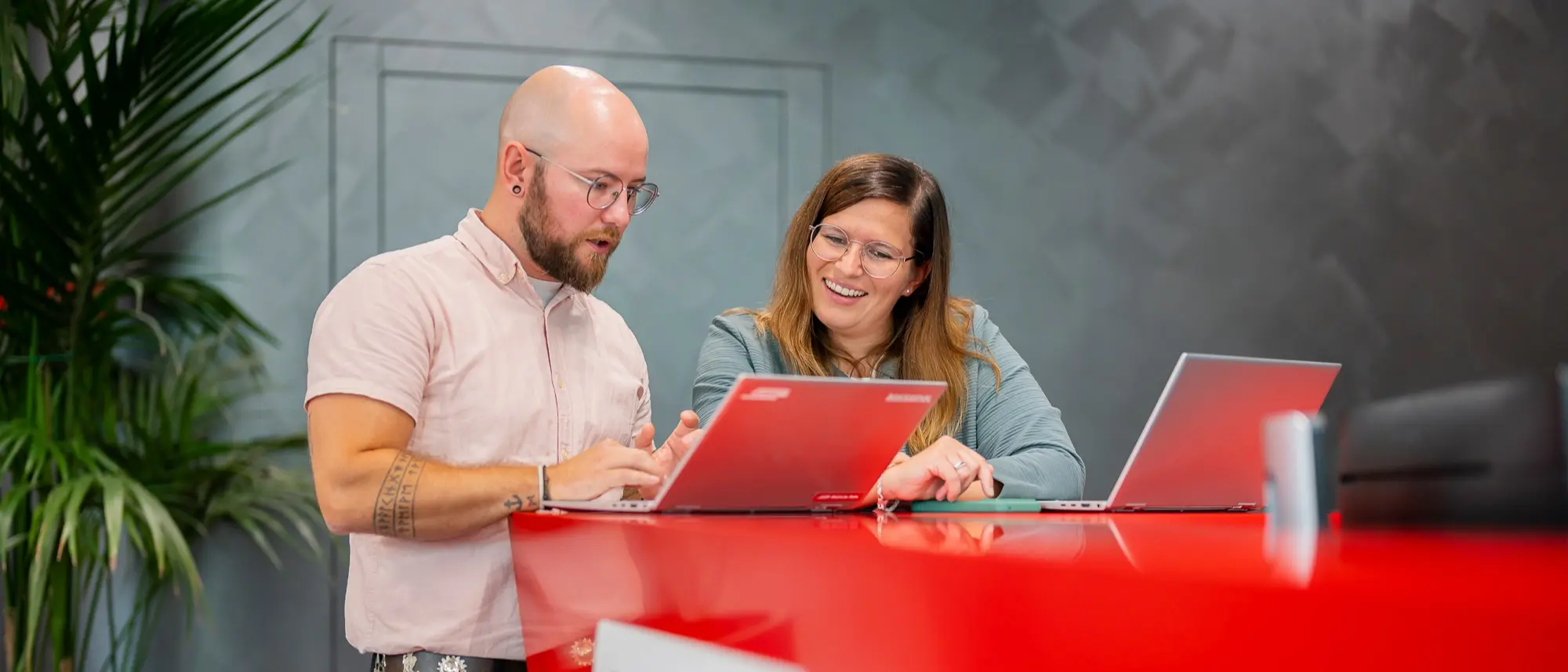 Zwei Mitarbeitende der RhB an einer Theke im Gespräch