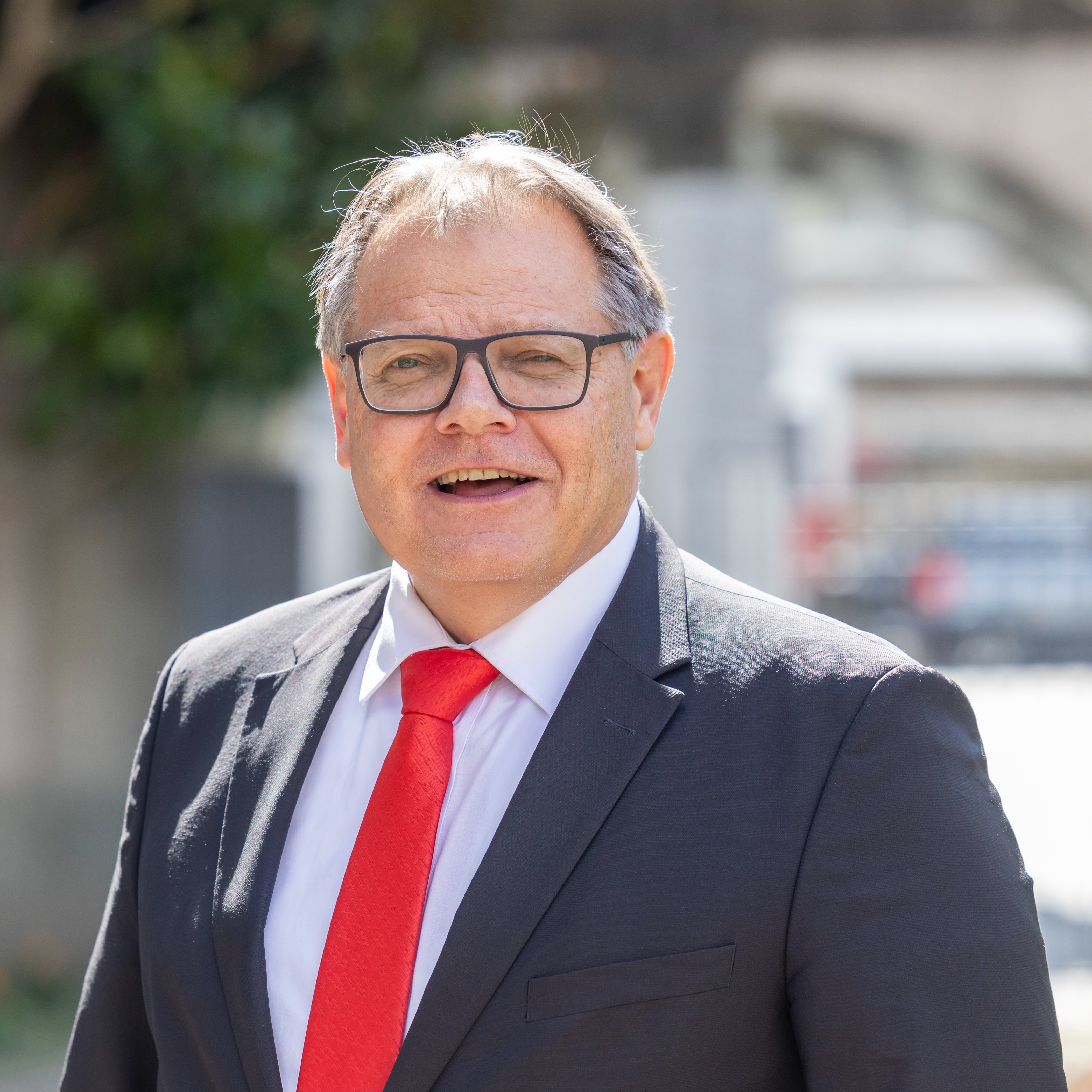 Christian Florin - Geschäftsleitung mit roter Krawatte