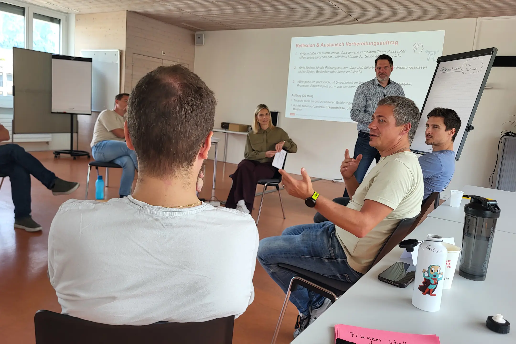 Kursteilnehmer sprechen im Kreis beim Kurs Psychologische Sicherheit mit Aline Fischbacher