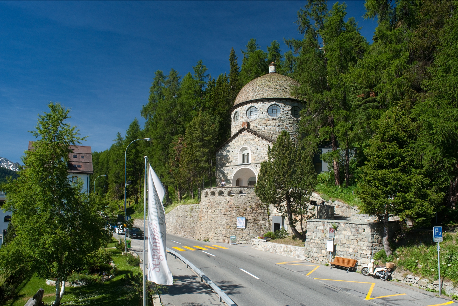 Blick auf das Segantini Museum in St. Moritz