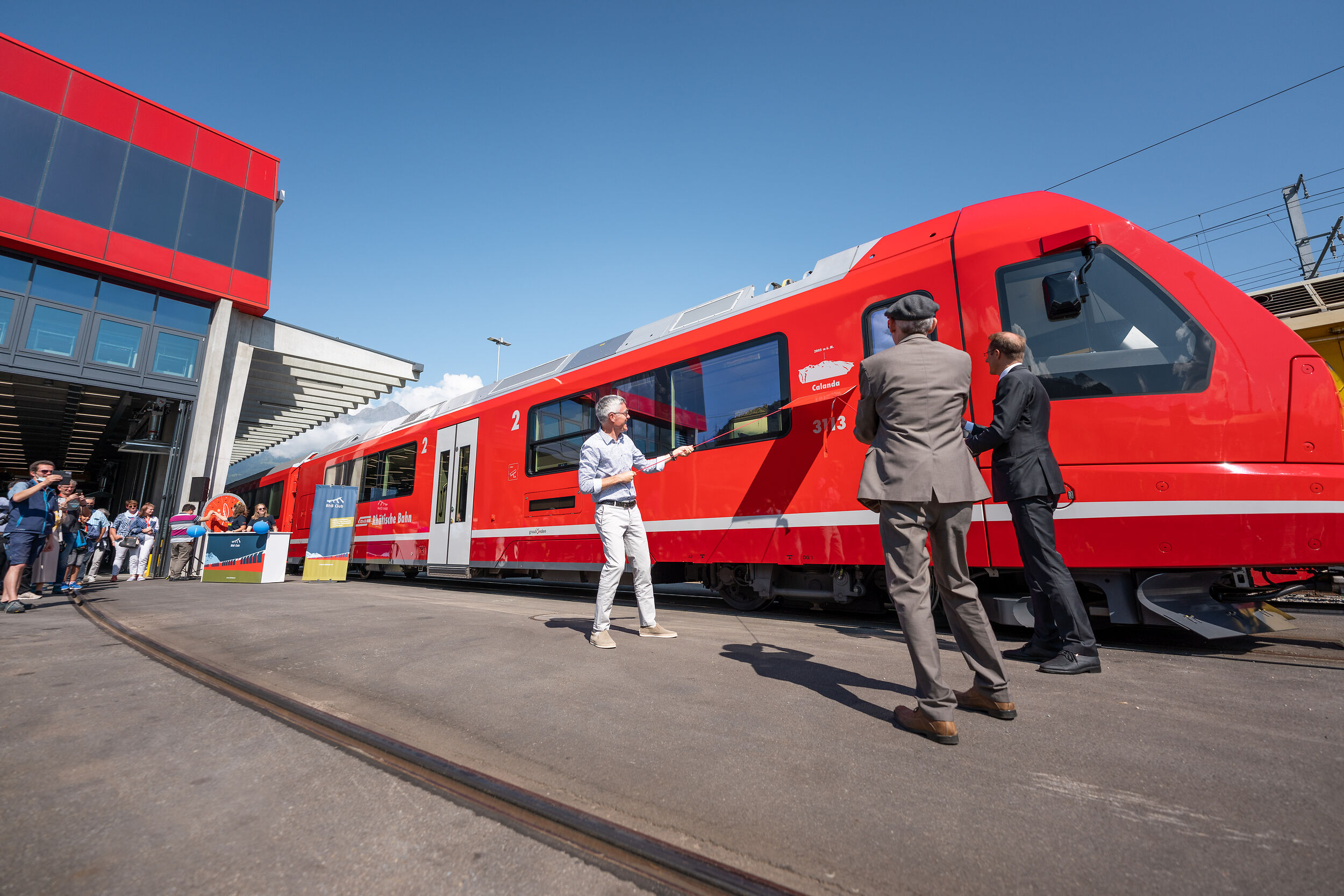In Landquart wird der Capricorn-Triebzug auf den Namen Calanda getauft.