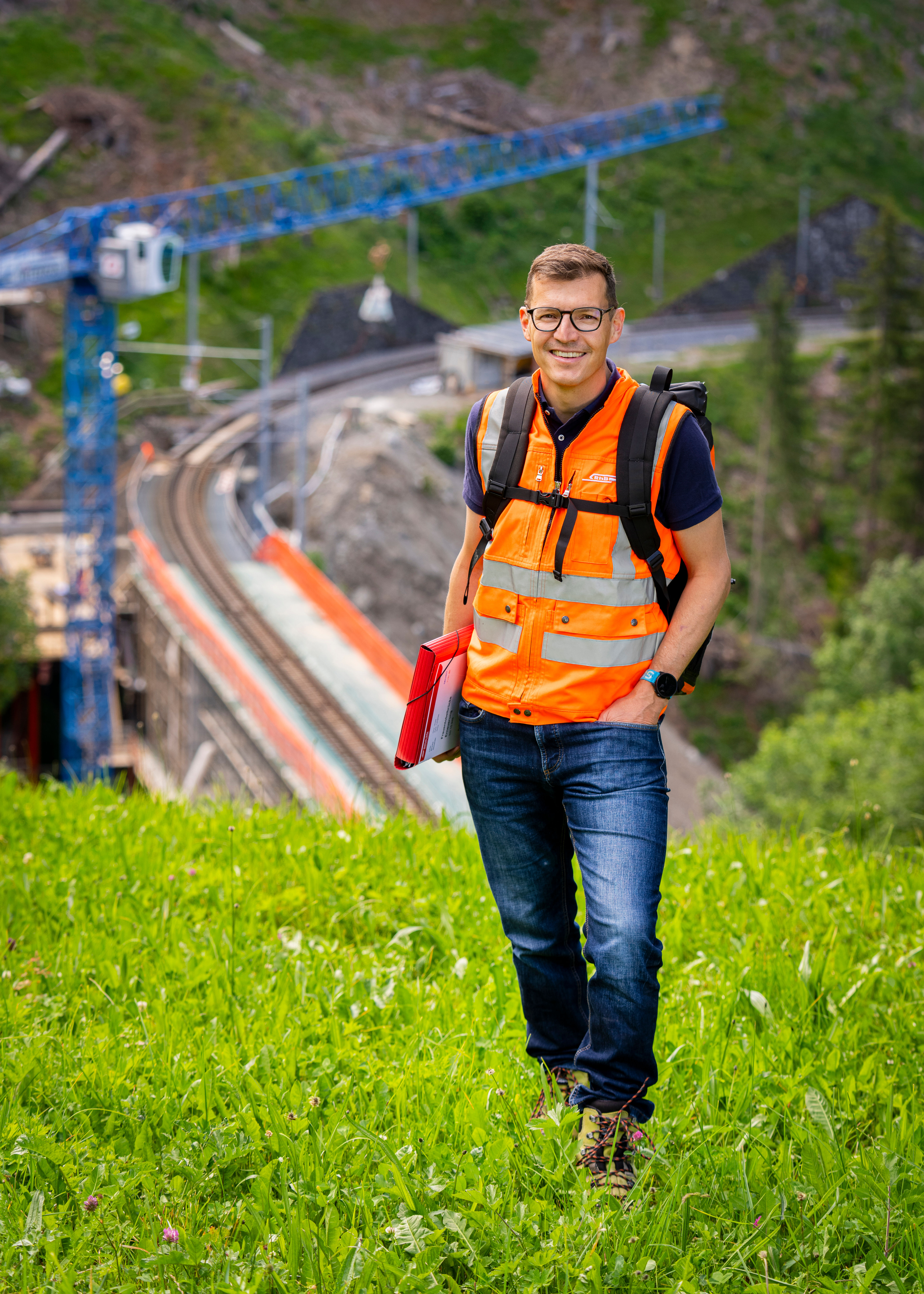 Angelo Berweger steht weit oben vor einer RhB Baustelle in Langwies