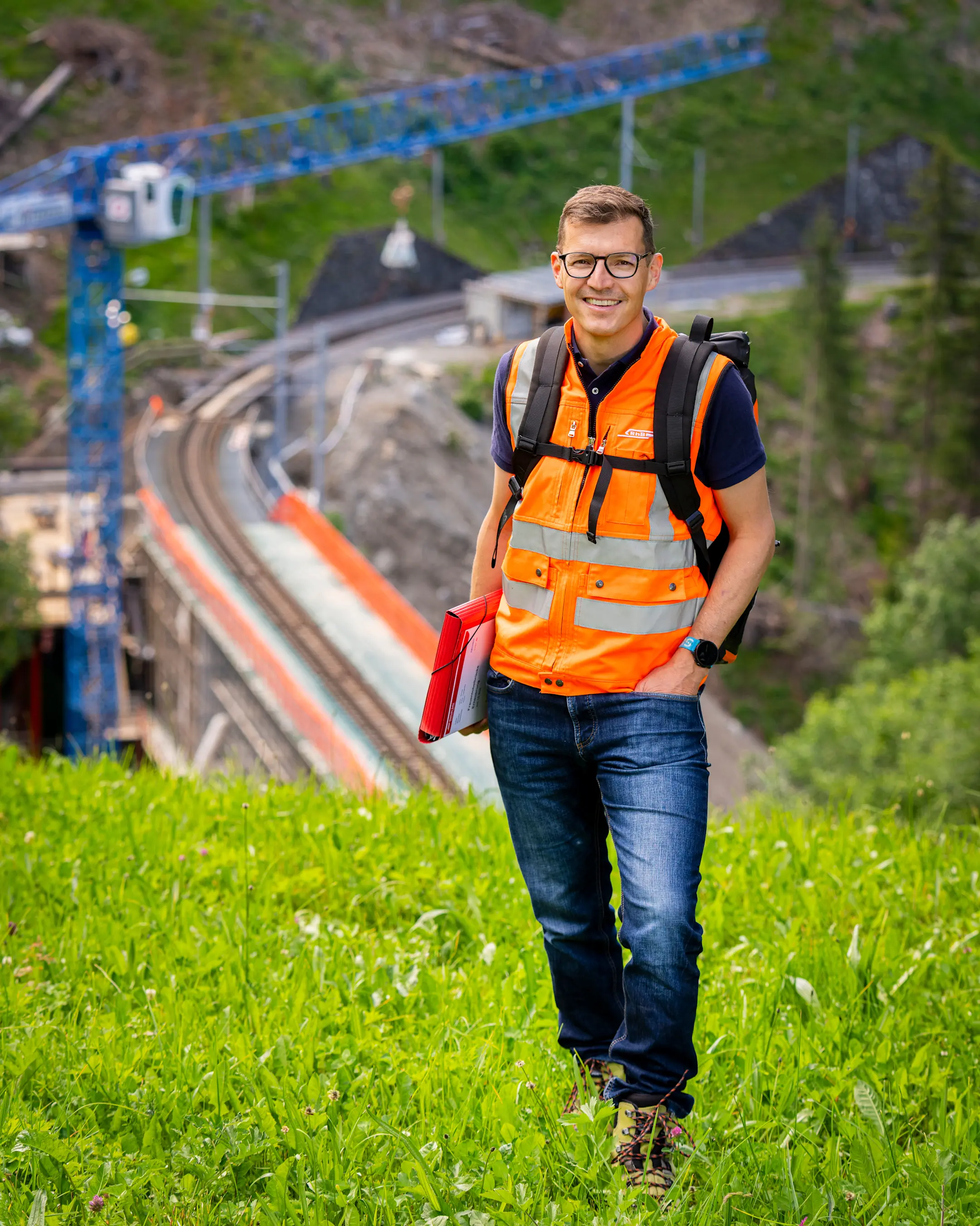 Angelo Berweger steht weit oben vor einer RhB Baustelle in Langwies