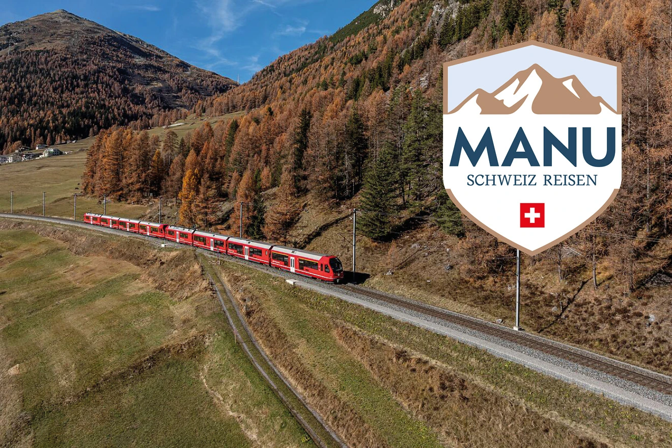 Ein Regionalzug der RhB fährt durch Graubünden.