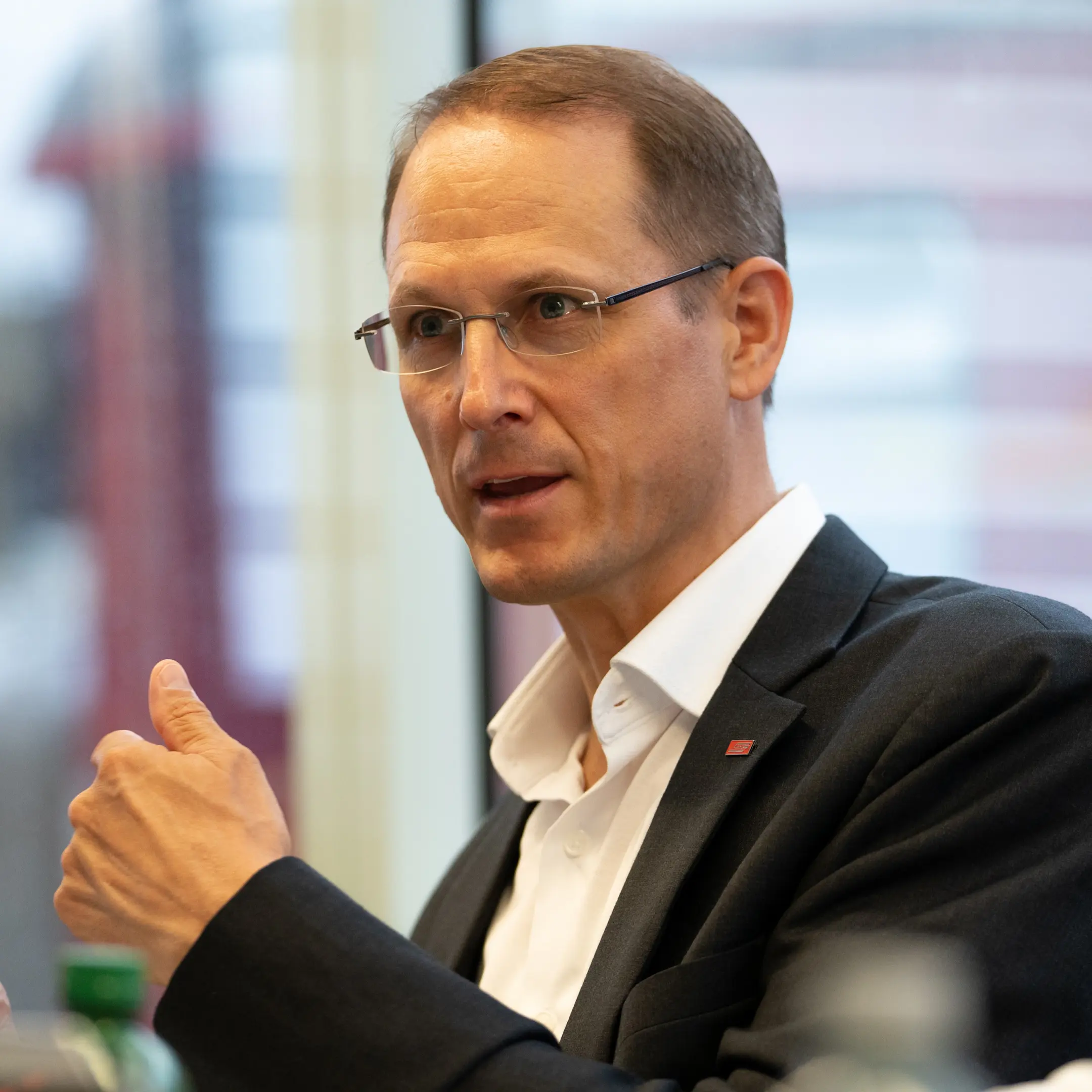 Der RhB-Direktor Renato Fasciati sitzt in seinem Büro am Schreibtisch.