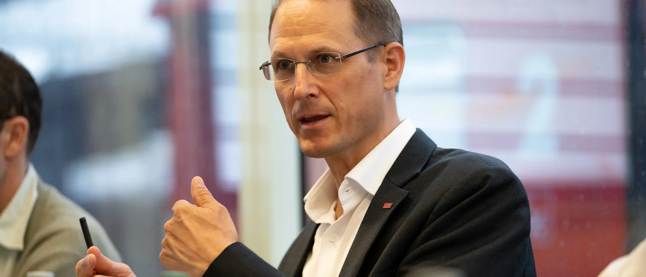 Der RhB-Direktor Renato Fasciati sitzt in seinem Büro am Schreibtisch.