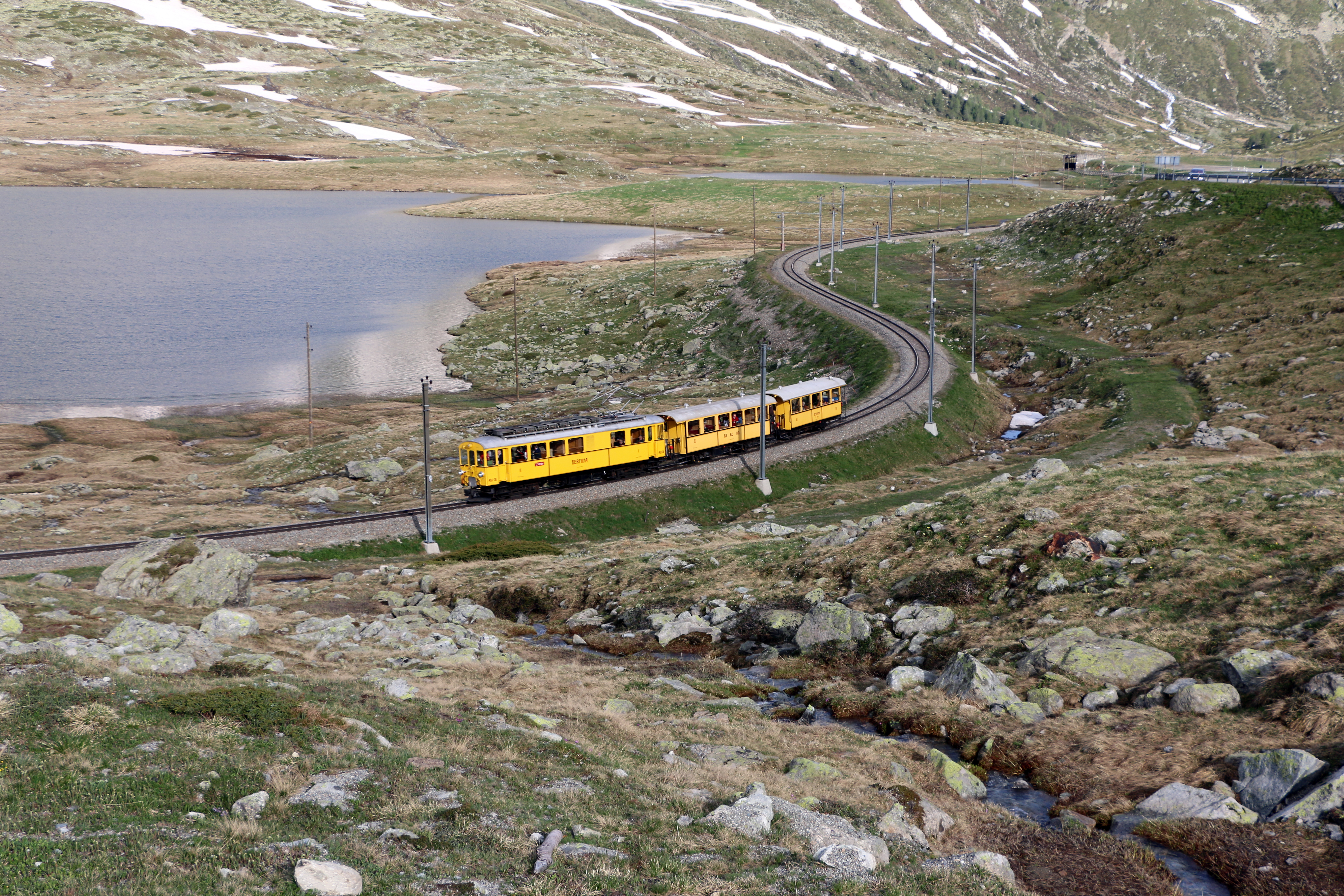 Ein historischer Bernina Triebwagen der Rhätischen Bahn bei Ospizio Bernina