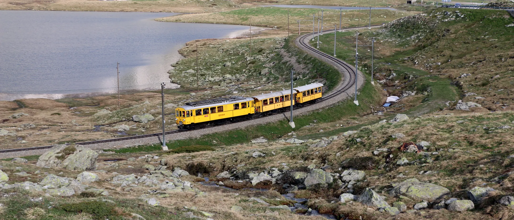 Ein historischer Bernina Triebwagen der Rhätischen Bahn bei Ospizio Bernina