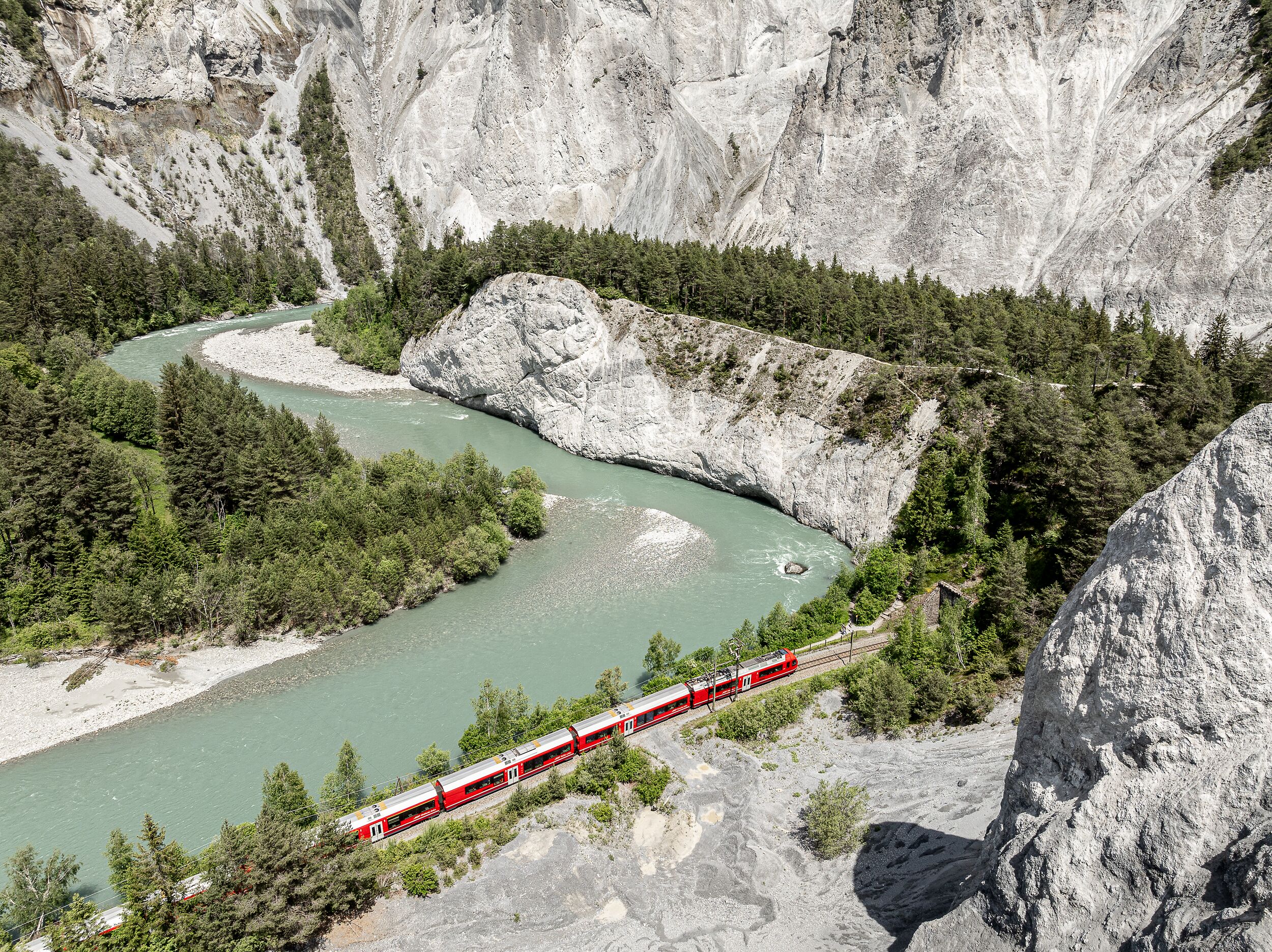 Ein Regionalzug der RhB fährt durch die Rheinschlucht.