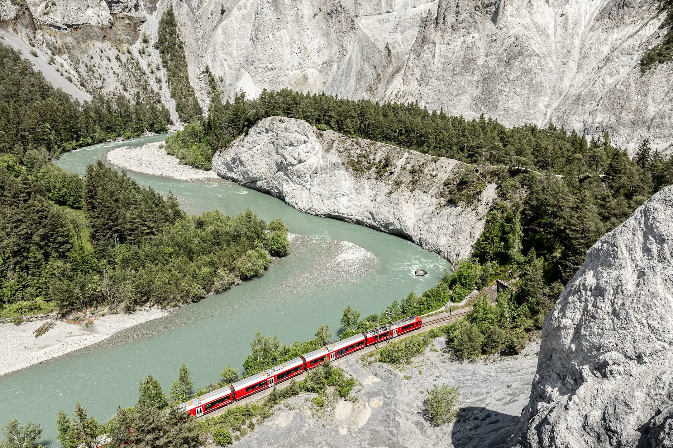 Ein Regionalzug der RhB fährt durch die Rheinschlucht.