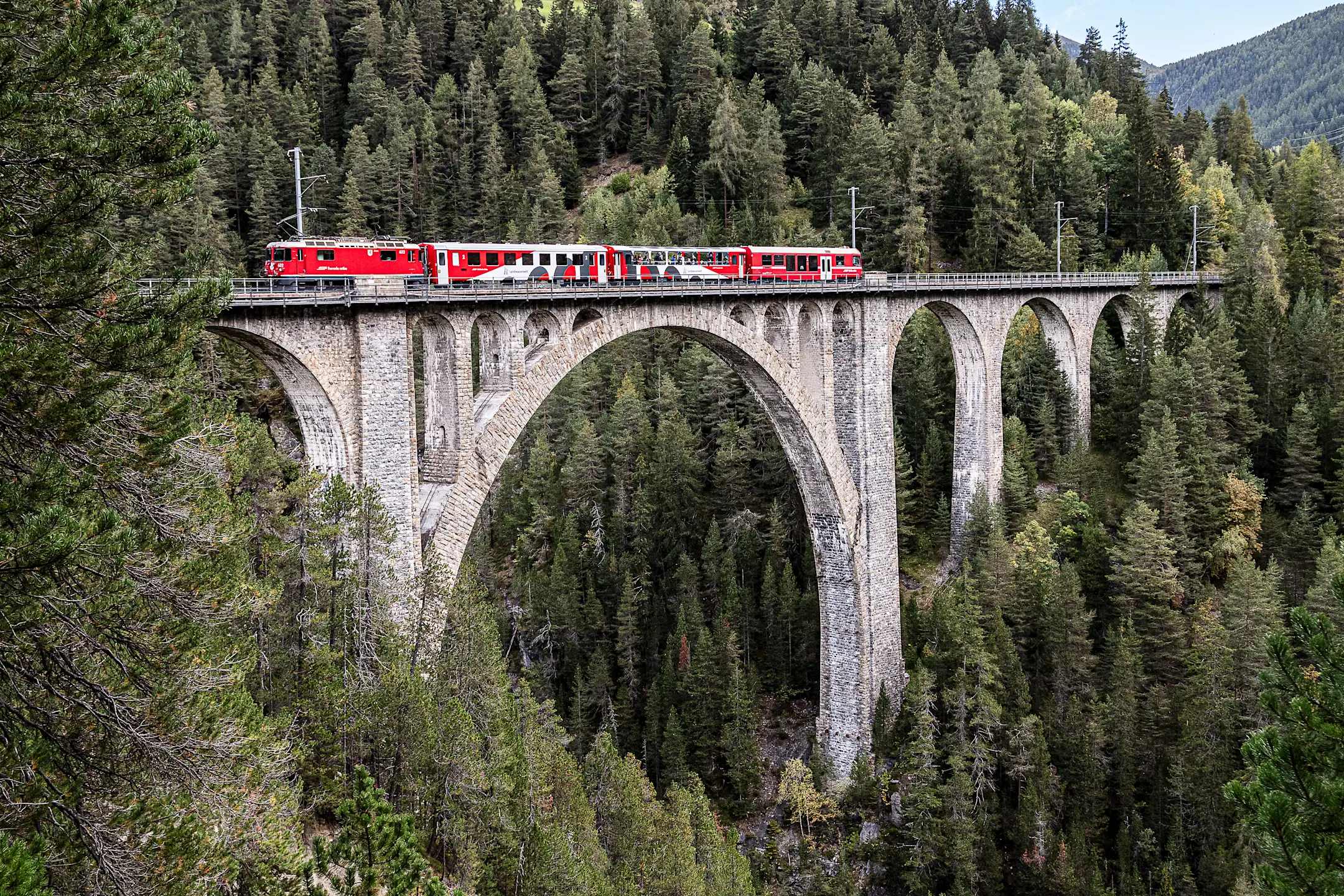 Der Blick von der Aussichtsplattform Coray auf einen Zug auf dem Wiesnerviadukt