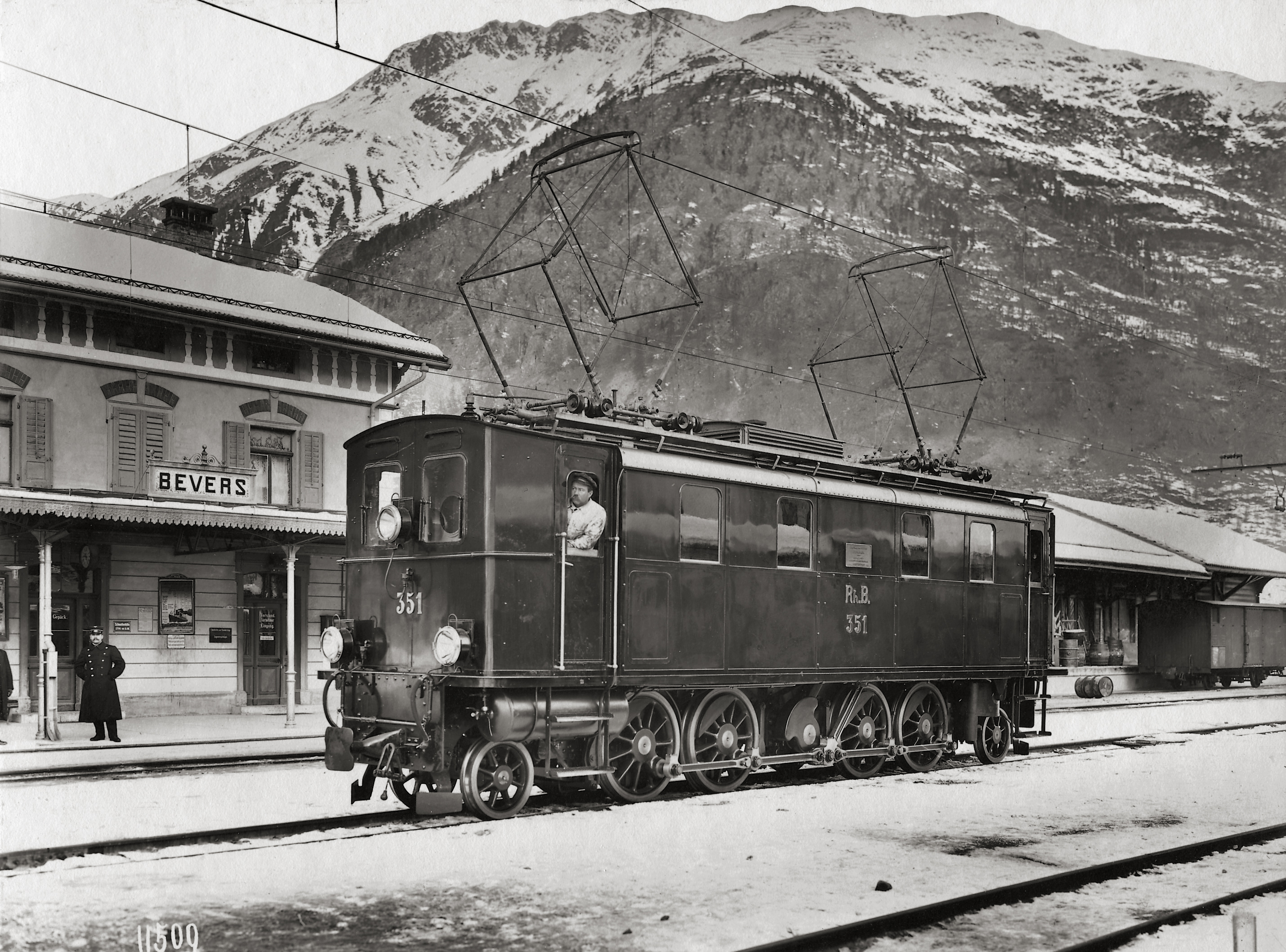 Ge 4/6 351 in Bever in the winter of 1912