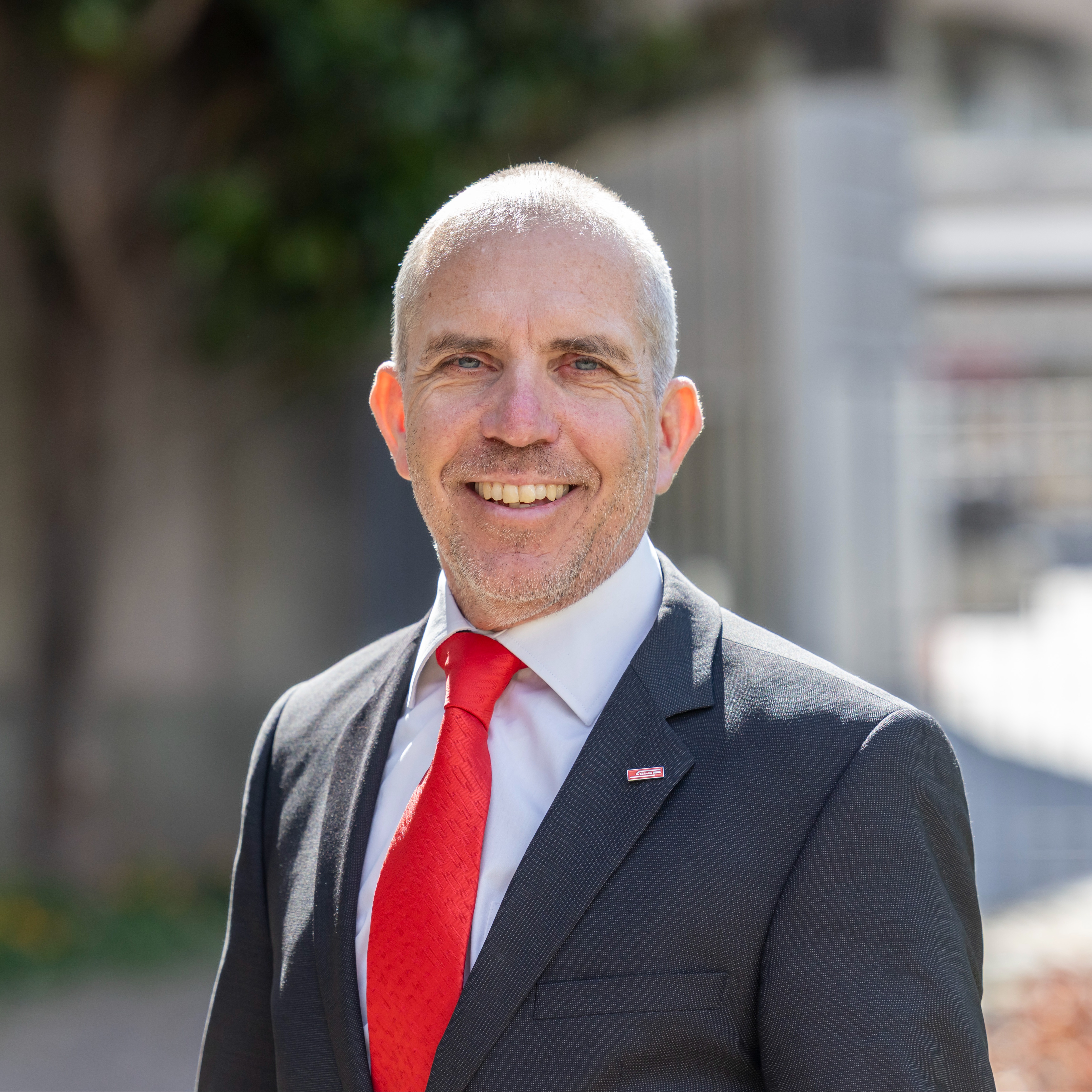 Ivo Hutter - Geschäftsleitung mit roter Krawatte