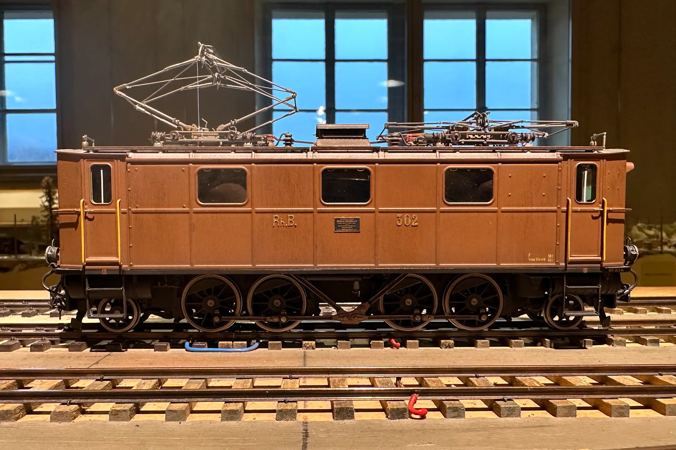 Detailaufnahme einer Modelleisenbahn-Lokomotive der Rhätischen Bahn.