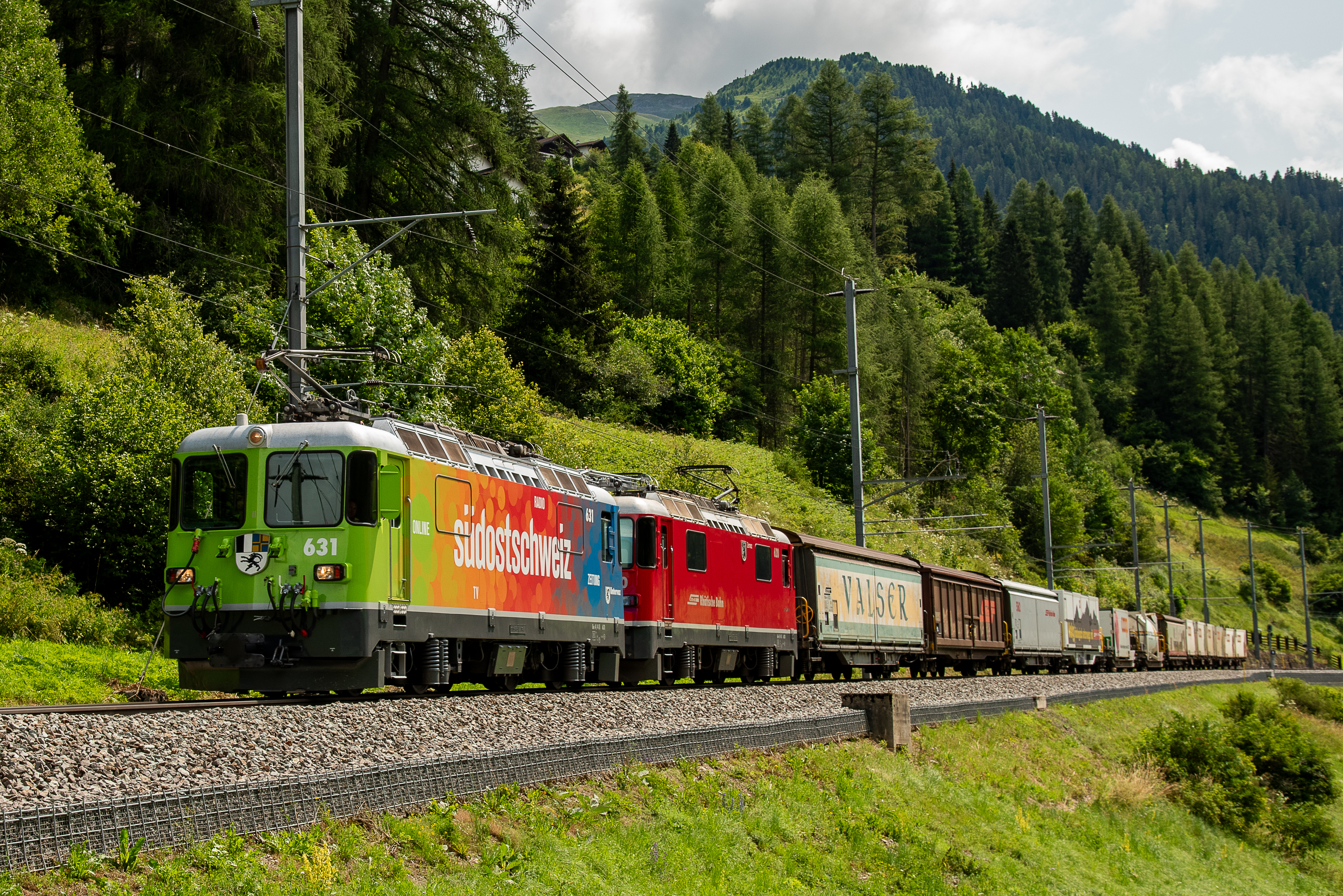 Ein Güterzug der RhB mit dem Aufdruck "südostschweiz" im Albulatal