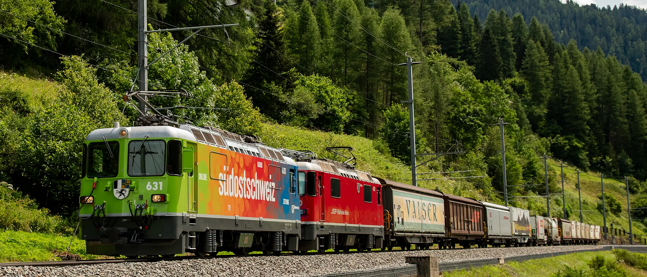 Ein Güterzug der RhB mit dem Aufdruck "südostschweiz" im Albulatal