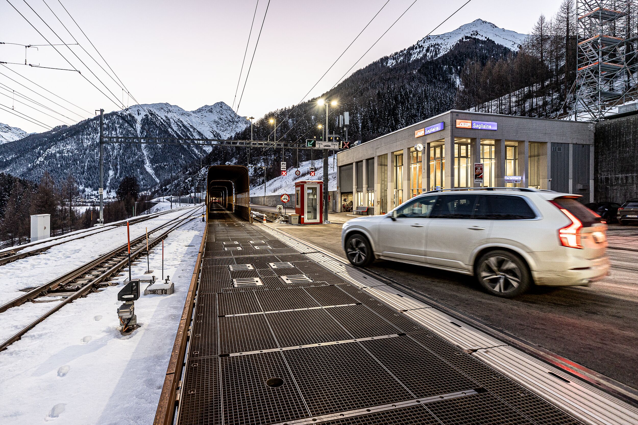 Ein Auto fährt in Sagliains auf den Zug vom Autoverlad Vereina. 