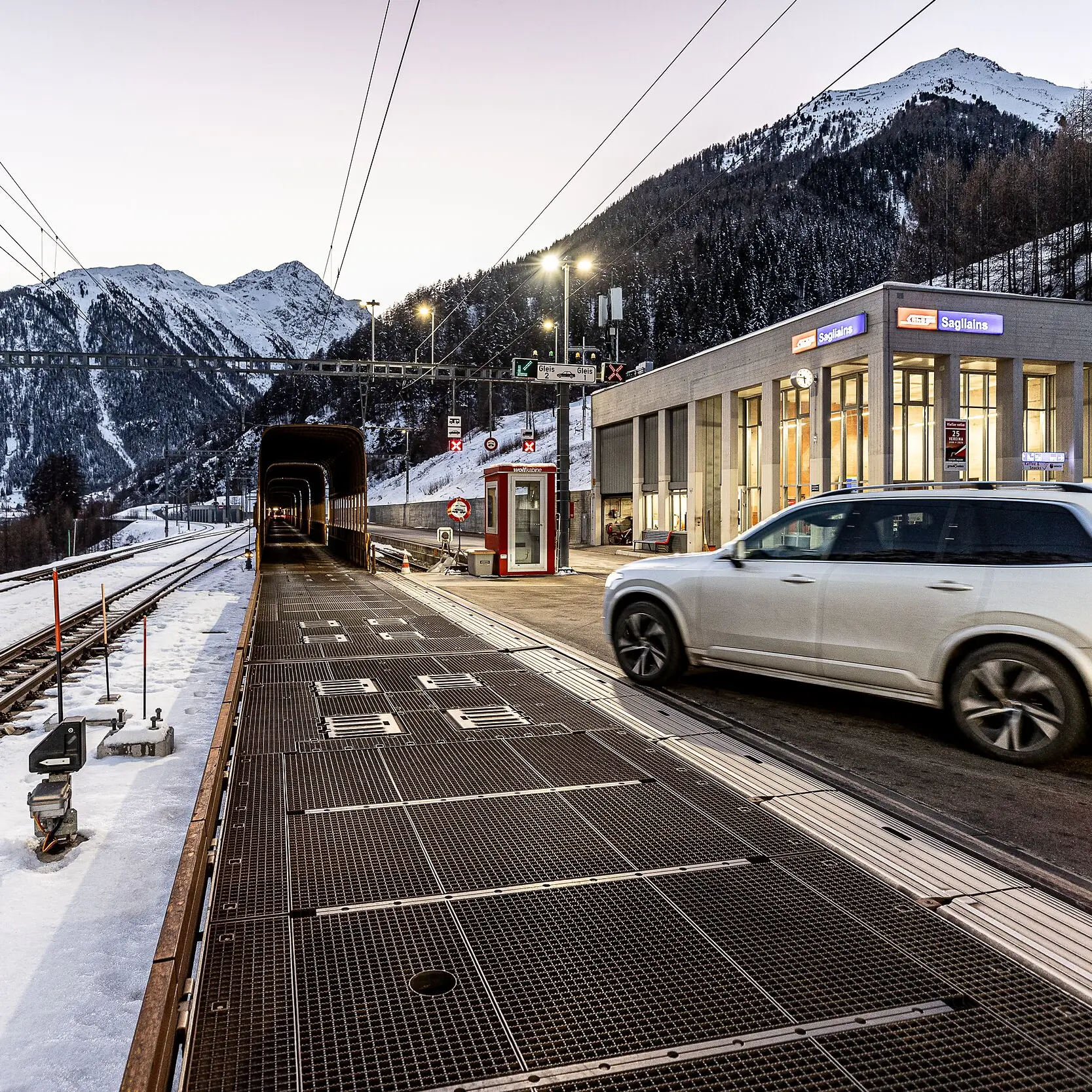 Ein Auto fährt in Sagliains auf den Zug vom Autoverlad Vereina.