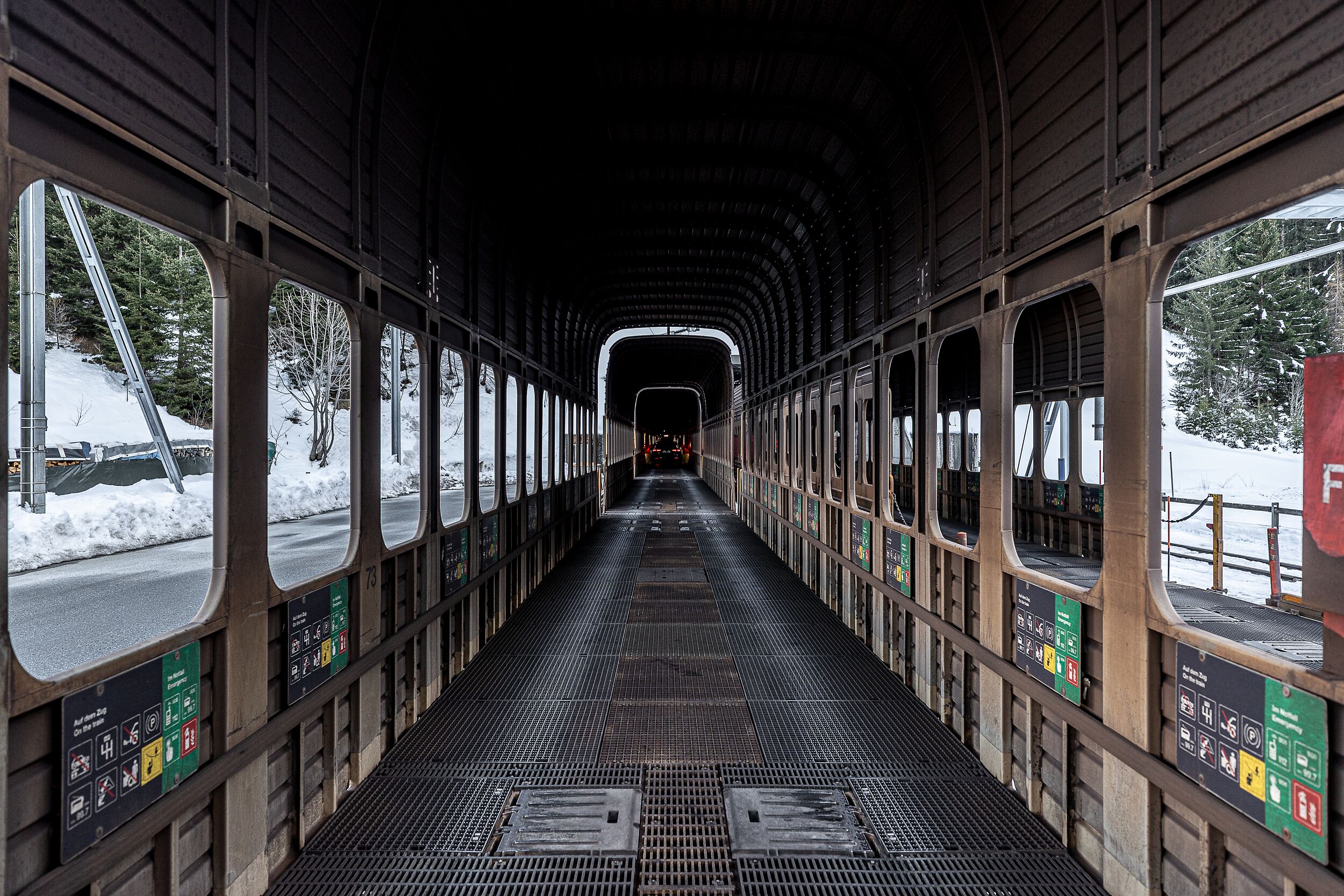 Blick in einen leeren Autozug vom Autoverlad Vereina