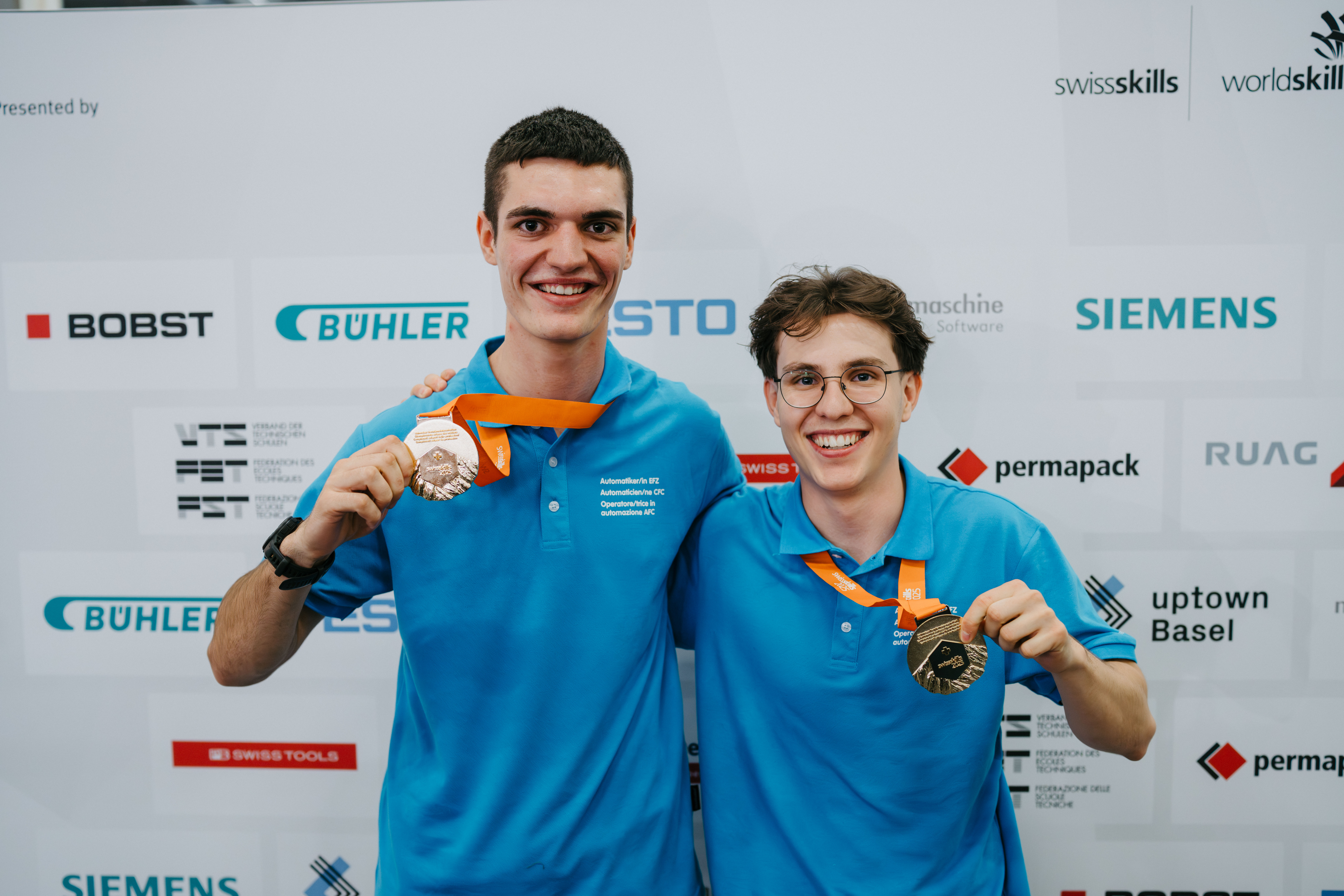Massimiliano Pellegrini und Gianin Schneller mit der Goldmedaille an den SwissSkills