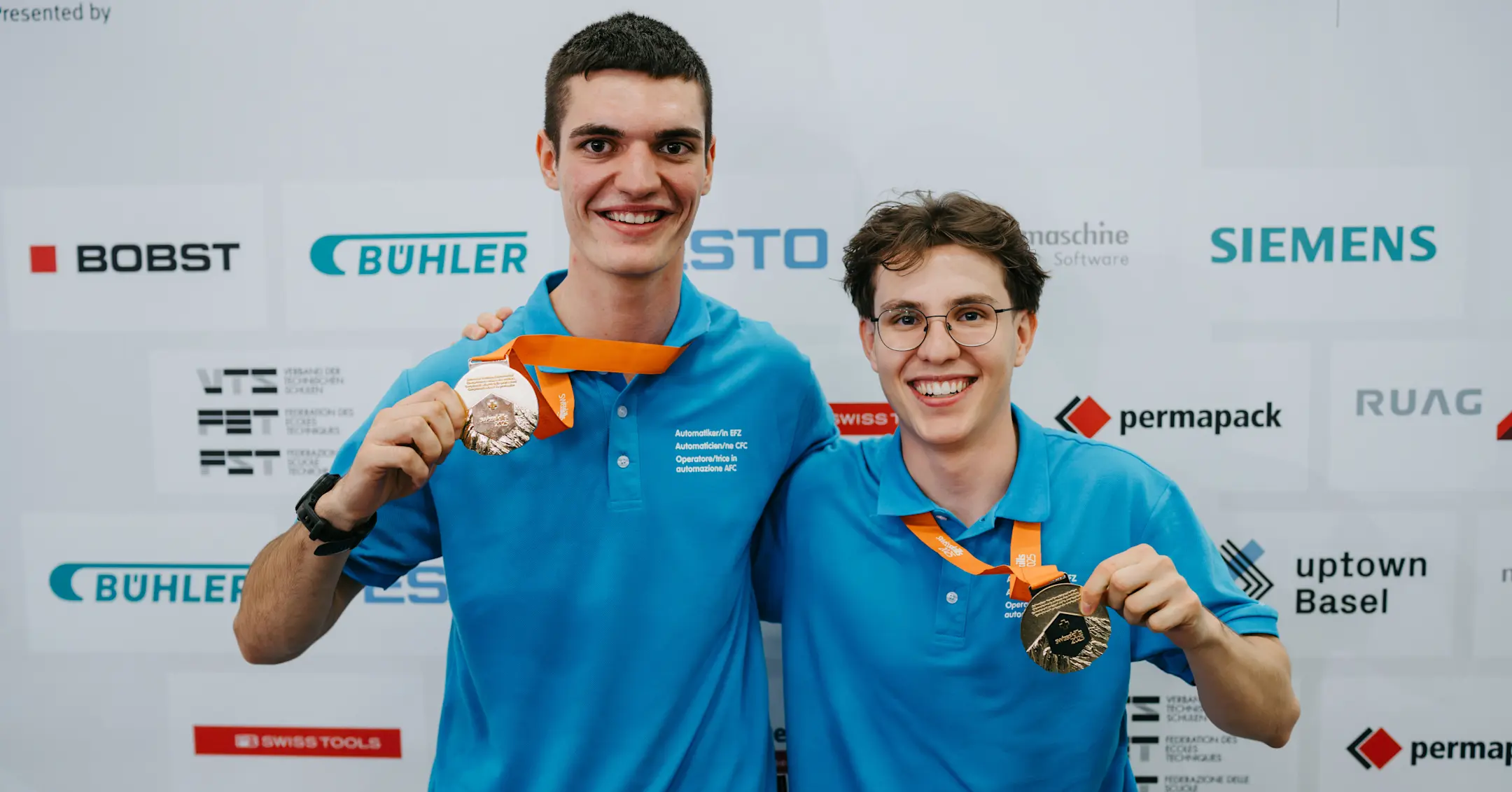 Massimiliano Pellegrini und Gianin Schneller mit der Goldmedaille an den SwissSkills