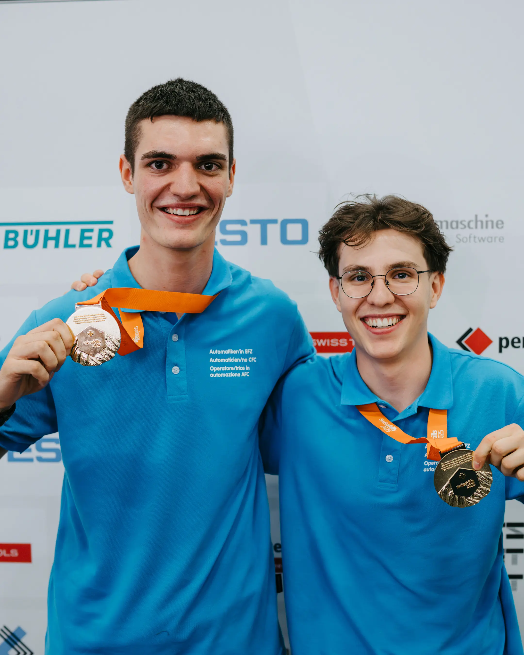 Massimiliano Pellegrini und Gianin Schneller mit der Goldmedaille an den SwissSkills