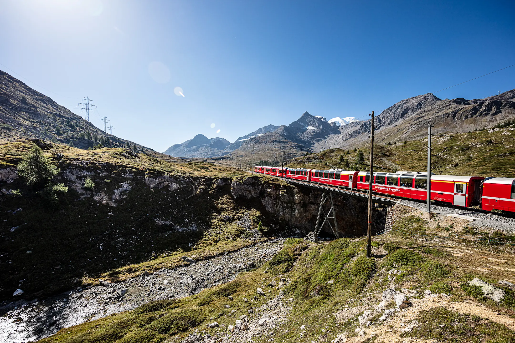 Bernina Express am Berninapass bei Bernina Lagalb.