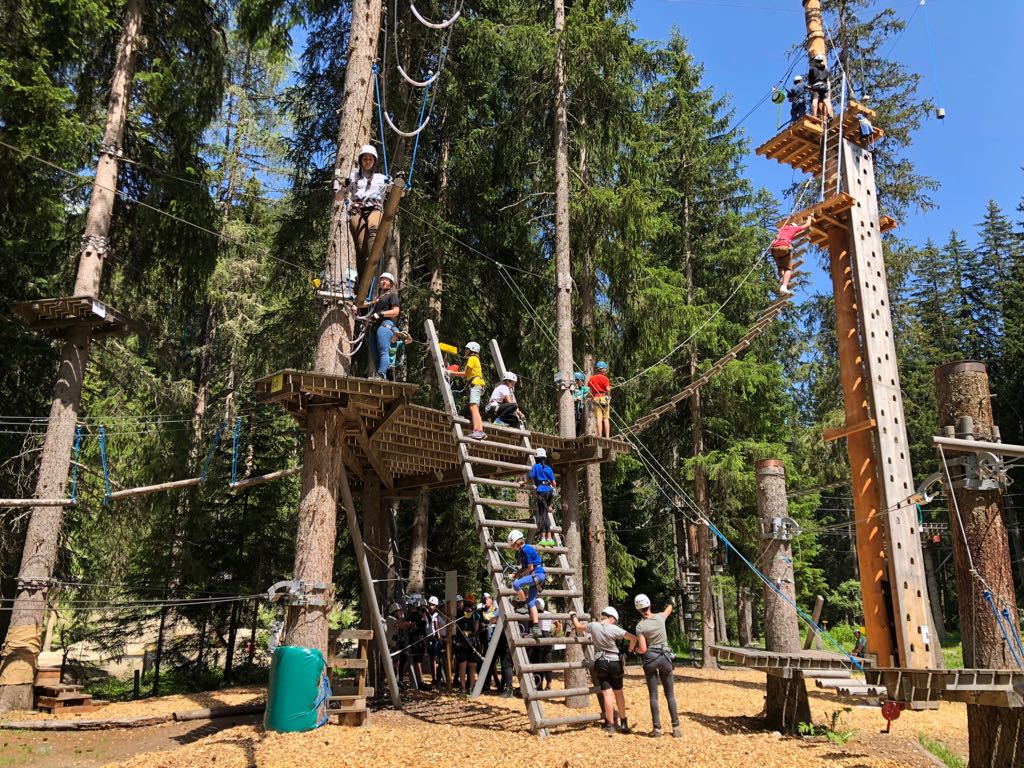 I bambini salgono su una scaletta all’Adventure Park Davos.