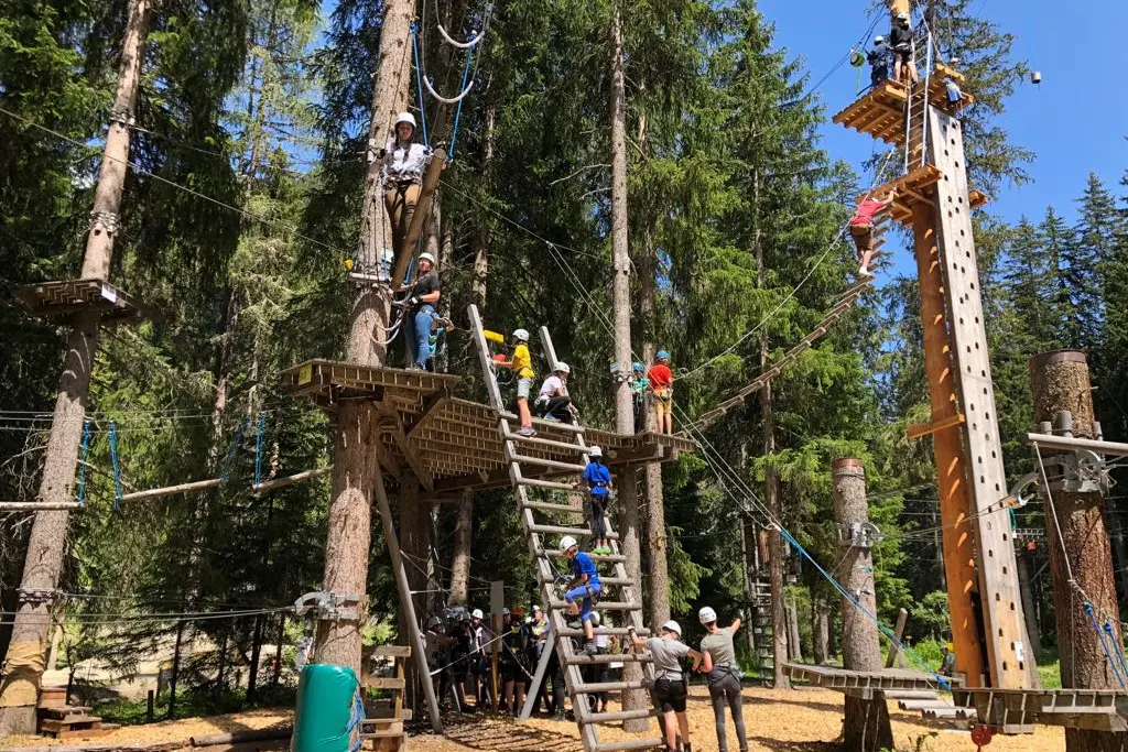 I bambini salgono su una scaletta all’Adventure Park Davos.
