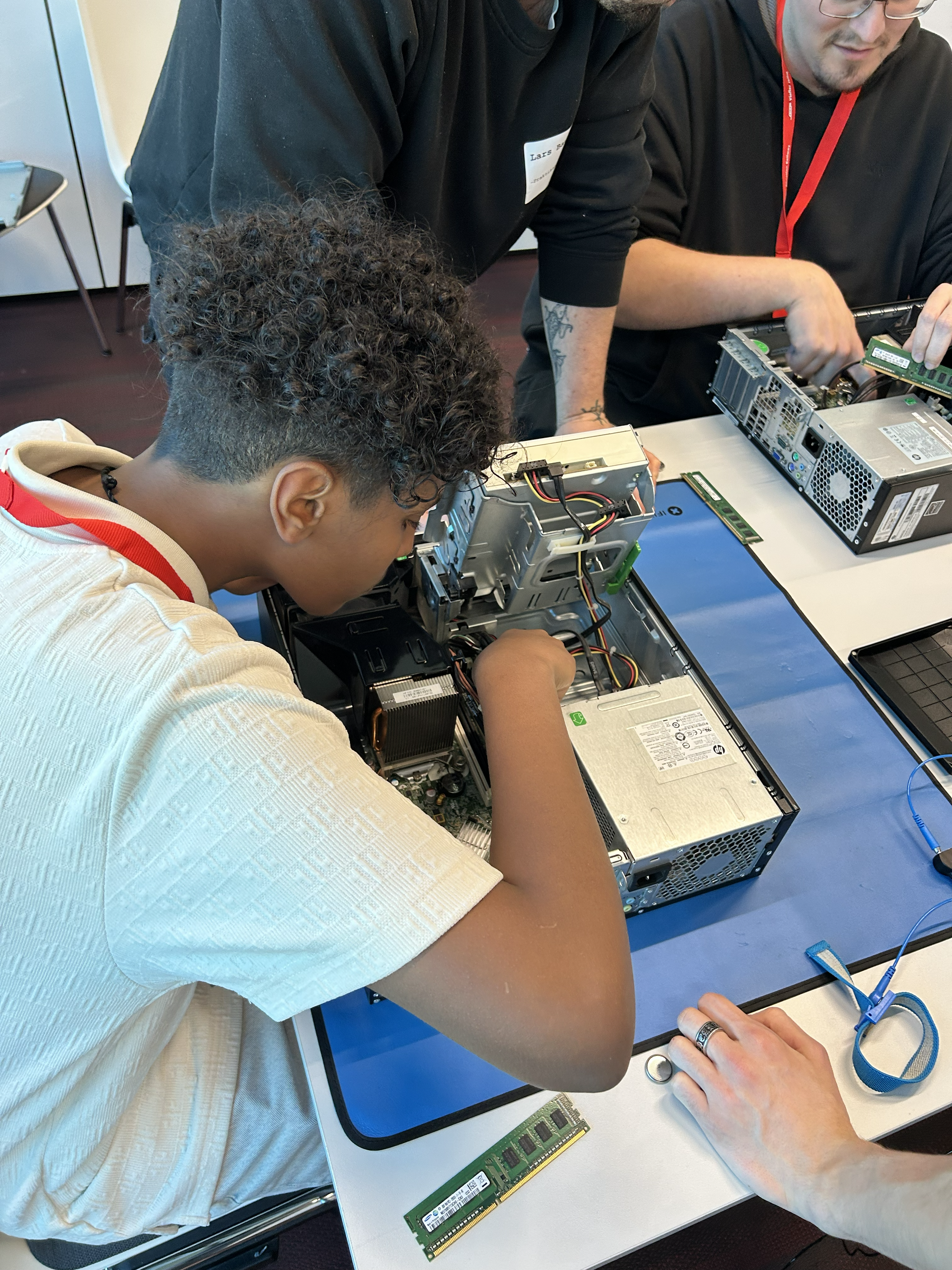Giovane al lavoro con un computer aperto durante il pomeriggio di orientamento informatico