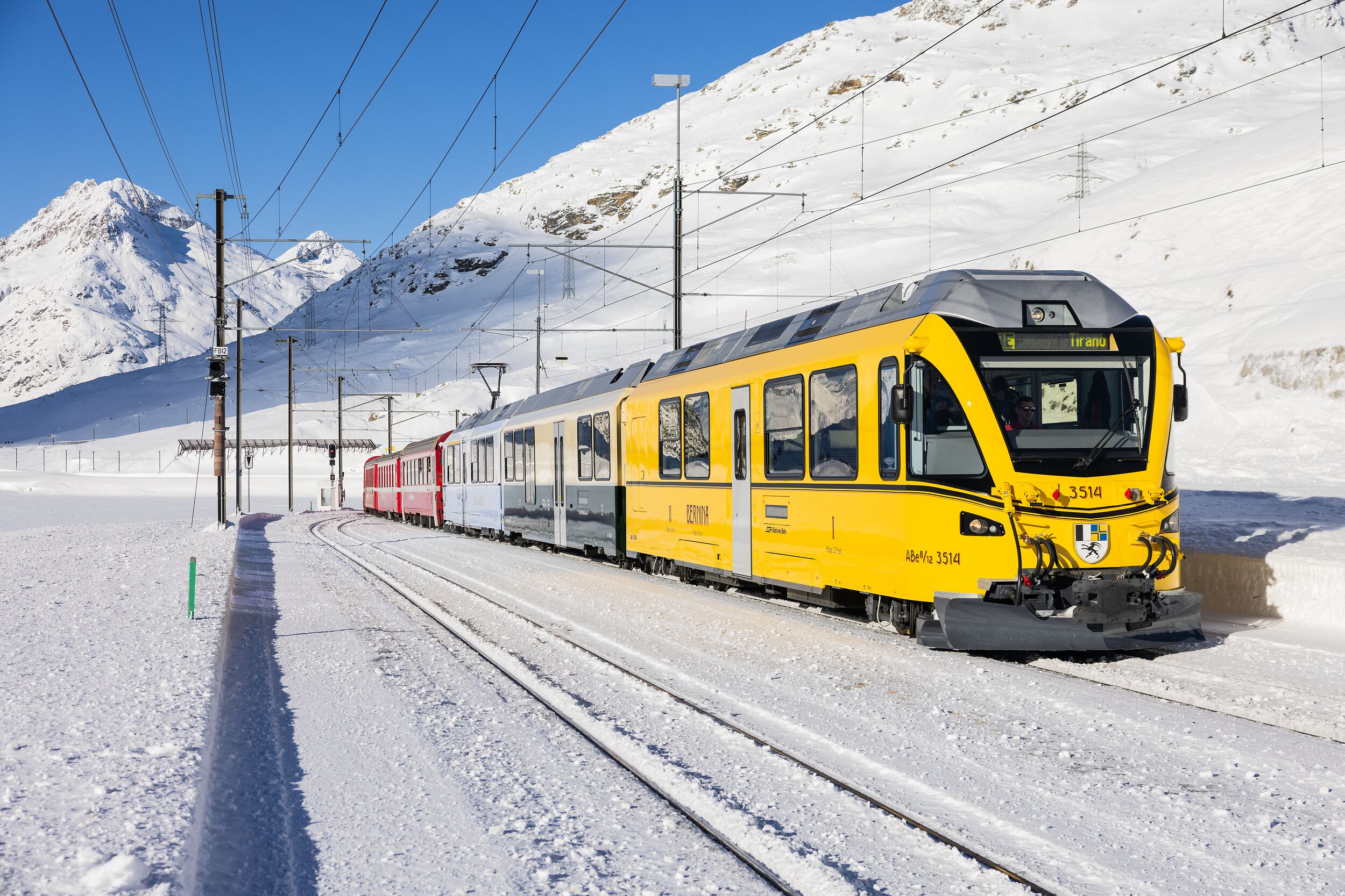 Der Ahnenzug der RhB fährt in seinem speziellen Design auf der Berninalinie. 