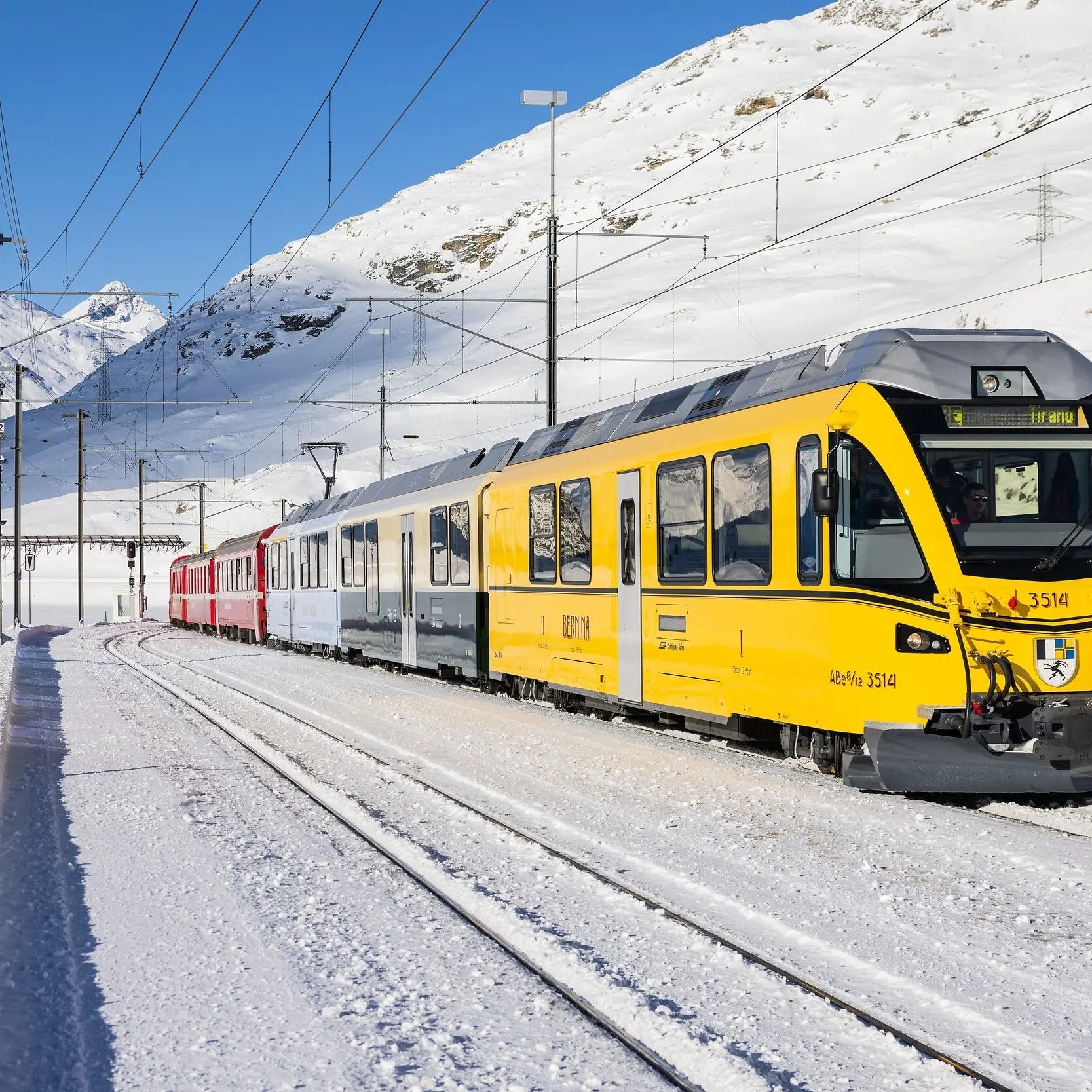 Der Ahnenzug der RhB fährt in seinem speziellen Design auf der Berninalinie.